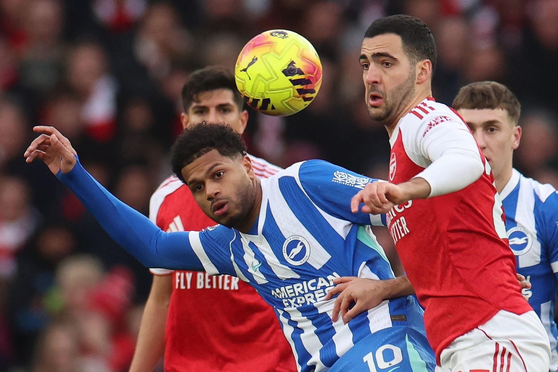 Georginio Rutter del Brighton en acción con Mikel Merino del Arsenal durante el partido de la Premier League inglesa entre el Arsenal FC y el Brighton. Foto: ANDINA/EFE