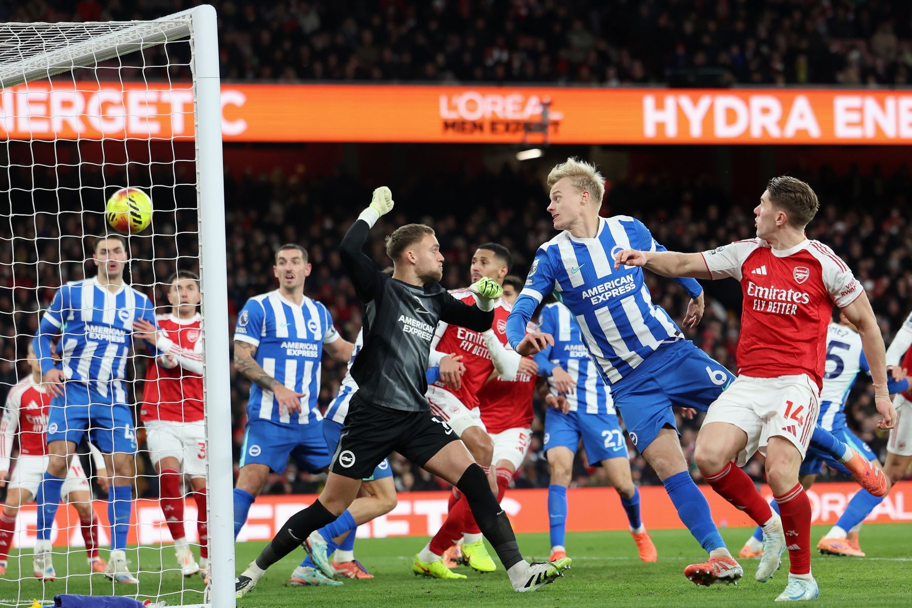 El portero del Brighton, Bart Verbruggen, no pudo detener el autogol marcado por Georginio Rutter durante el partido de la Premier League inglesa entre el Arsenal FC y el Brighton. 
Foto: ANDINA/EFE
