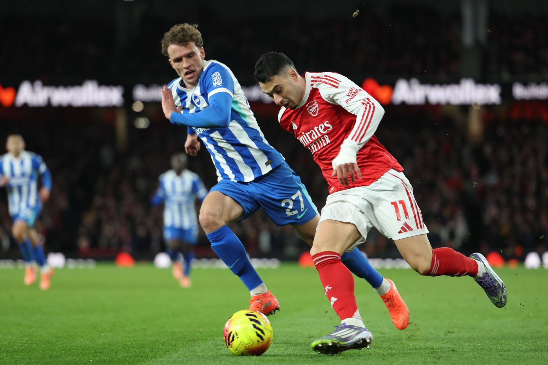 Mats Wieffer del Brighton en acción con Gabriel Martinelli del Arsenal durante el partido de la Premier League inglesa entre el Arsenal FC y el Brighton.
Foto: ANDINA/EFE