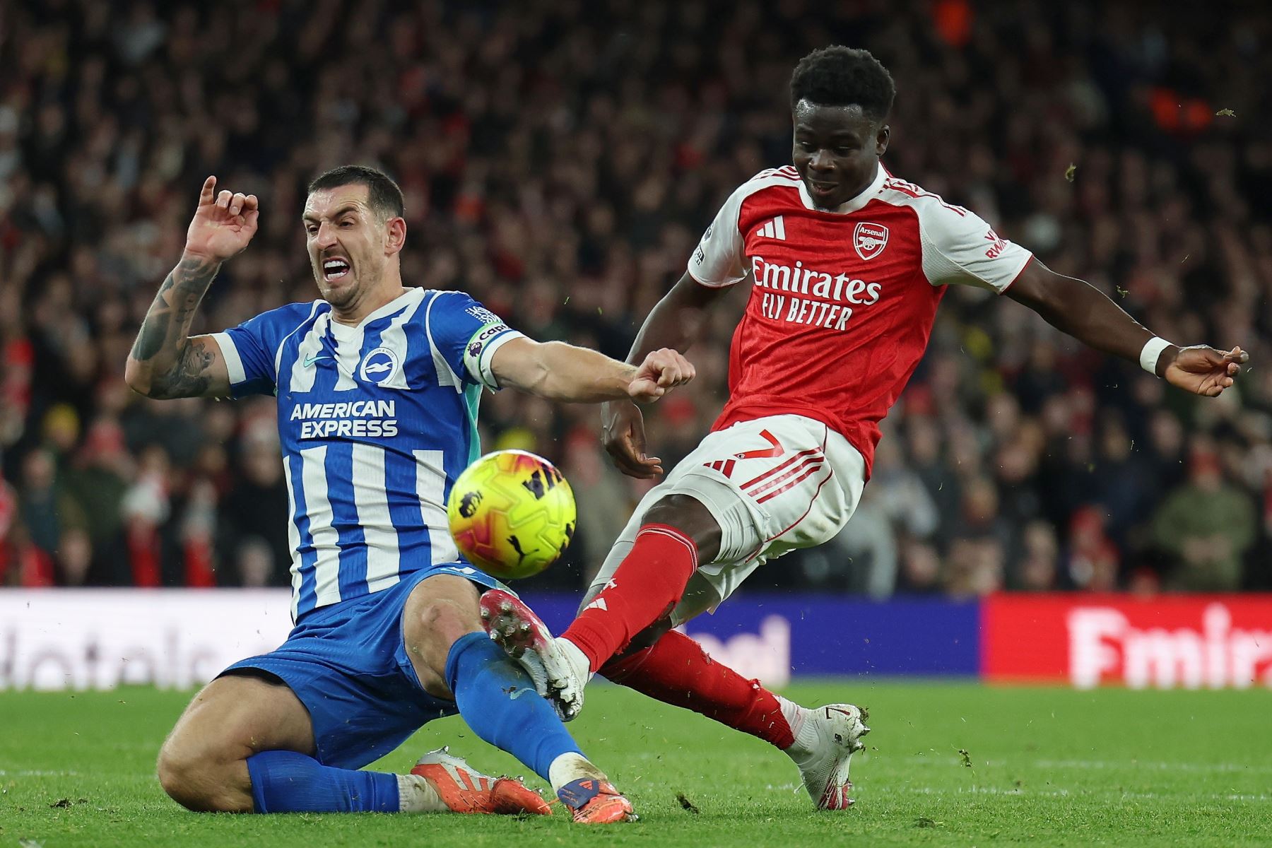 Lewis Dunk  del Brighton en acción con Bukayo Saka del Arsenal durante el partido de la Premier League inglesa entre el Arsenal FC y el Brighton & Hove Albion. Foto: ANDINA/EFE