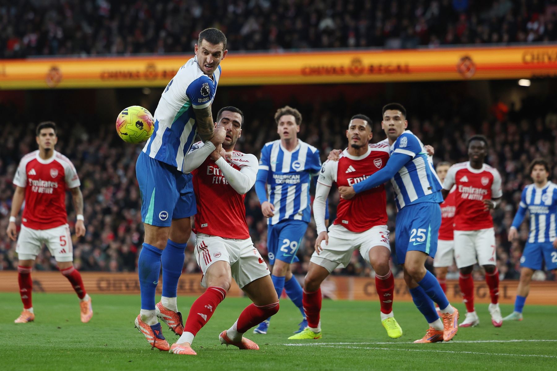 Lewis Dunk del Brighton en acción con Mikel Merino del Arsenal durante el partido de la Premier League inglesa entre el Arsenal FC y el Brighton. Foto: ANDINA/EFE