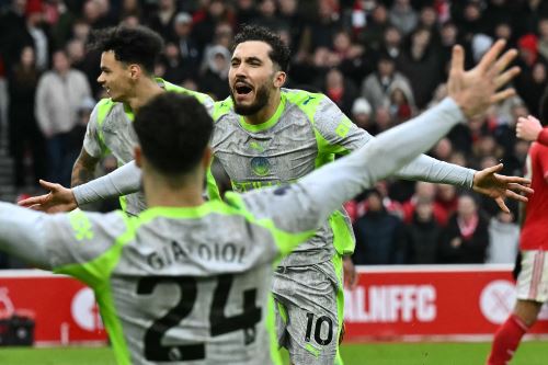 El centrocampista francés #10 del Manchester City, Rayan Cherki (C), celebra después de marcar su segundo gol durante el partido de fútbol de la Premier League inglesa entre Nottingham Forest y Manchester City en The City Ground en Nottingham. Foto: AFP