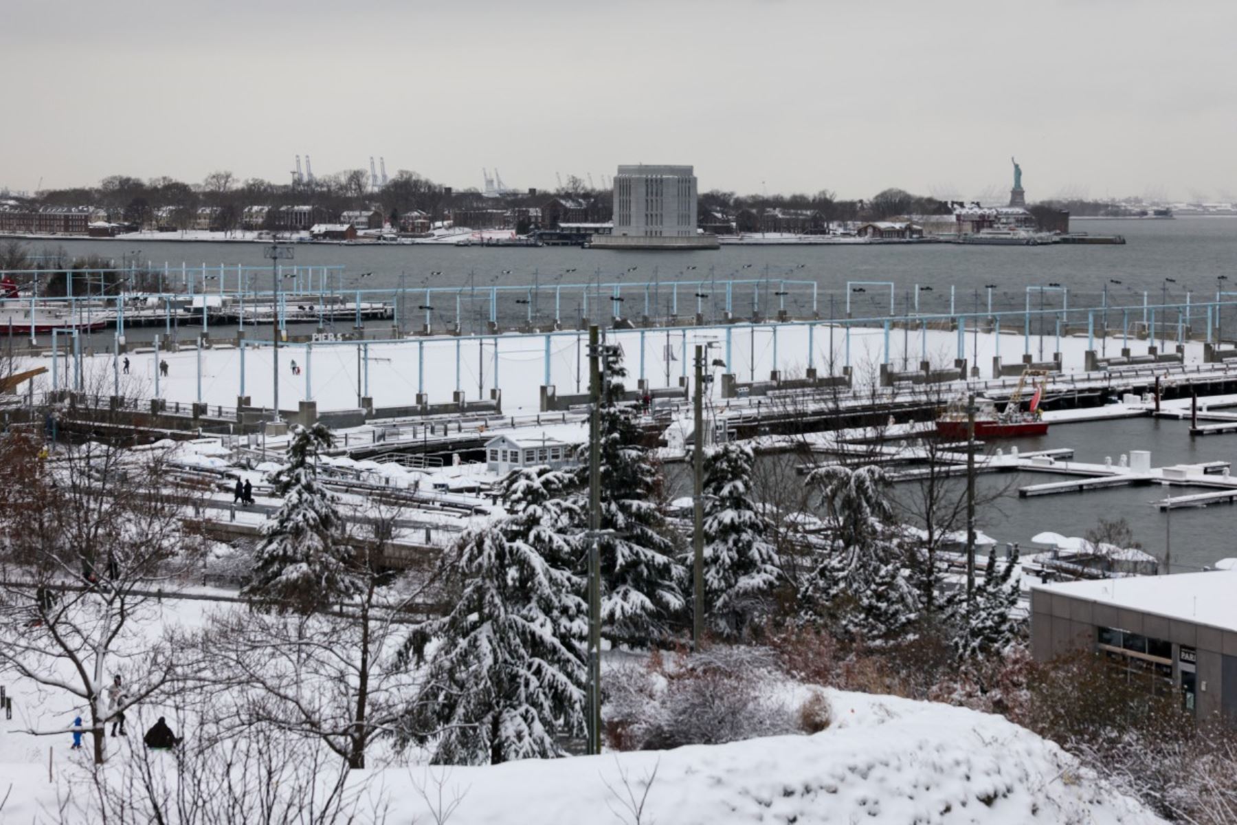 La nieve cubre el Parque del Puente de Brooklyn, en la ciudad de Nueva York, EE. UU. Foto: AFP