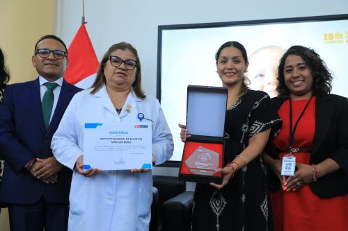 El premio fue recibido por la directora general del INSN San Borja, Zulema Tomas Gonzales, y la jefa de la Oficina de Comunicaciones e Imagen Institucional, Vanesa Olivera Sánchez. Foto: INSN SB
