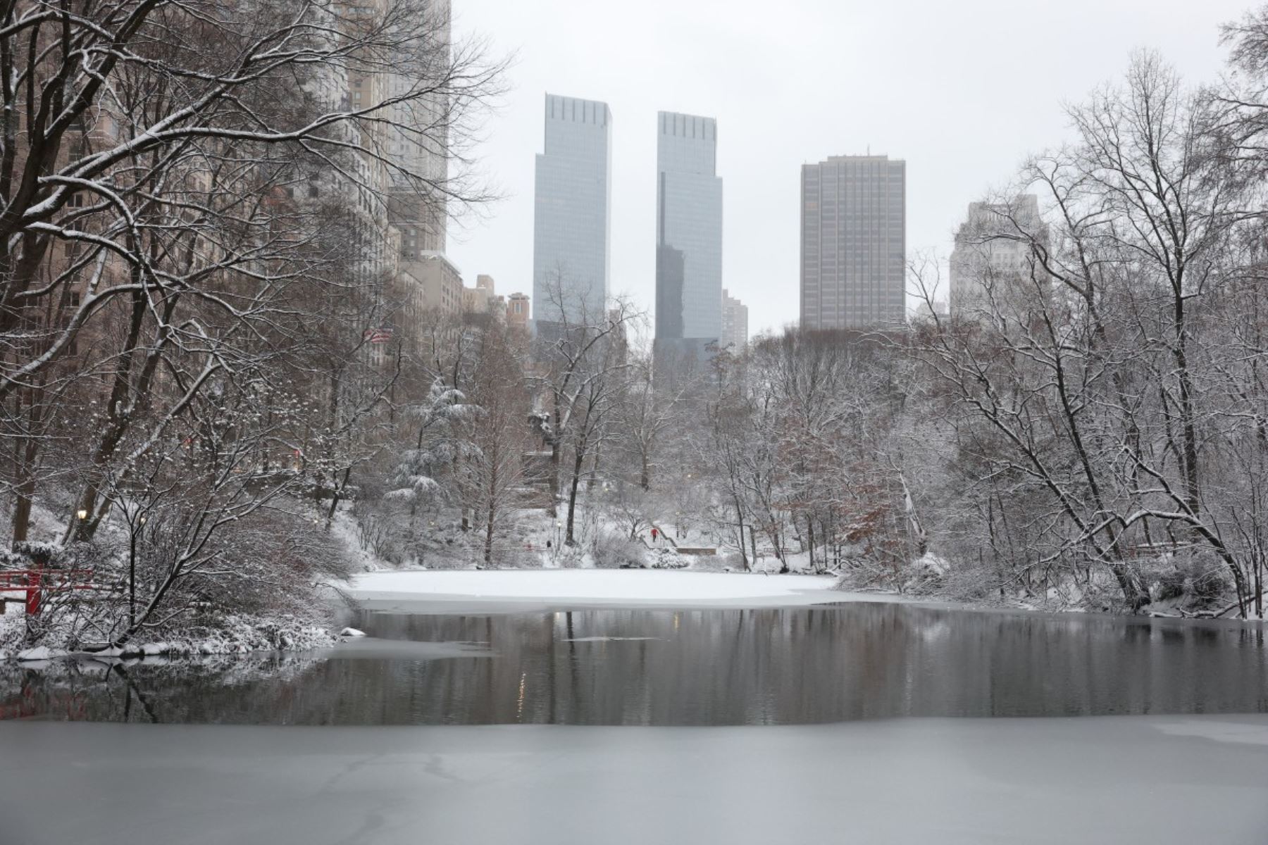Se ve Central Park después de una nevada en la ciudad de Nueva York.
La ciudad de Nueva York recibió alrededor de 10 centímetros de nieve durante la noche. Las aerolíneas cancelaron 1500 vuelos estadounidenses durante la temporada alta de viajes vacacionales.
Foto: AFP