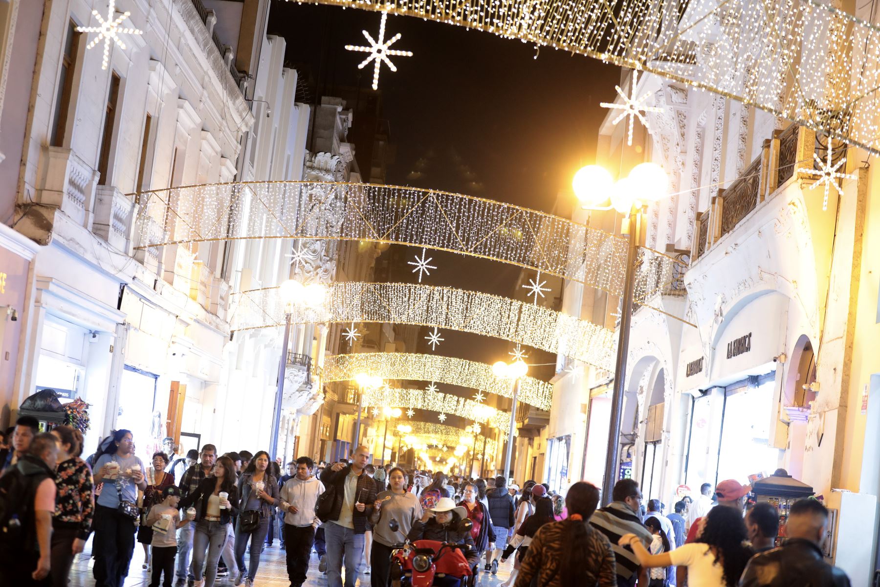 En un ambiente de tranquilidad y alegría, decenas de familias limeñas recorrieron este sábado la Plaza de Armas de Lima, uno de los principales puntos turísticos del Centro Histórico. 
Foto: ANDINA/Verónica Calderón Zúñiga
