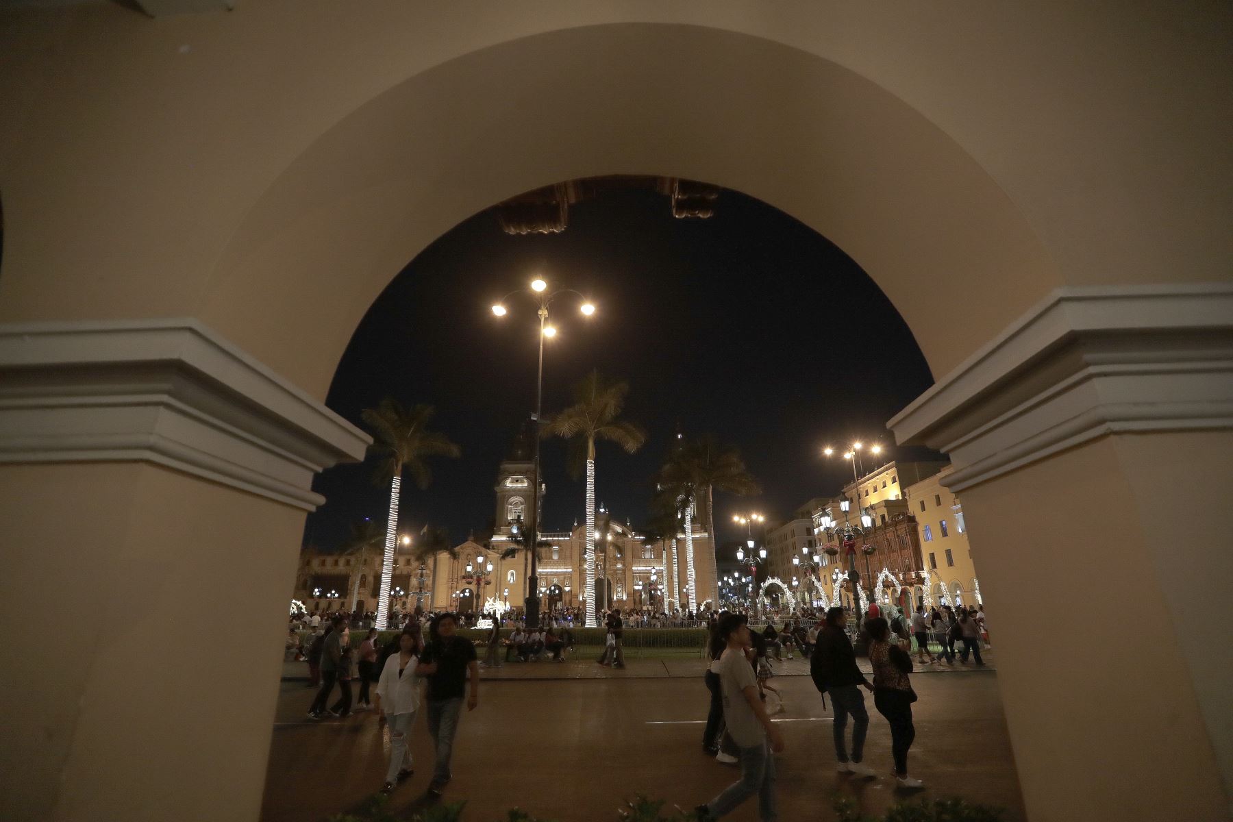 En un ambiente de tranquilidad y alegría, decenas de familias limeñas recorrieron este sábado la Plaza de Armas de Lima, uno de los principales puntos turísticos del Centro Histórico. 
Foto: ANDINA/Verónica Calderón Zúñiga