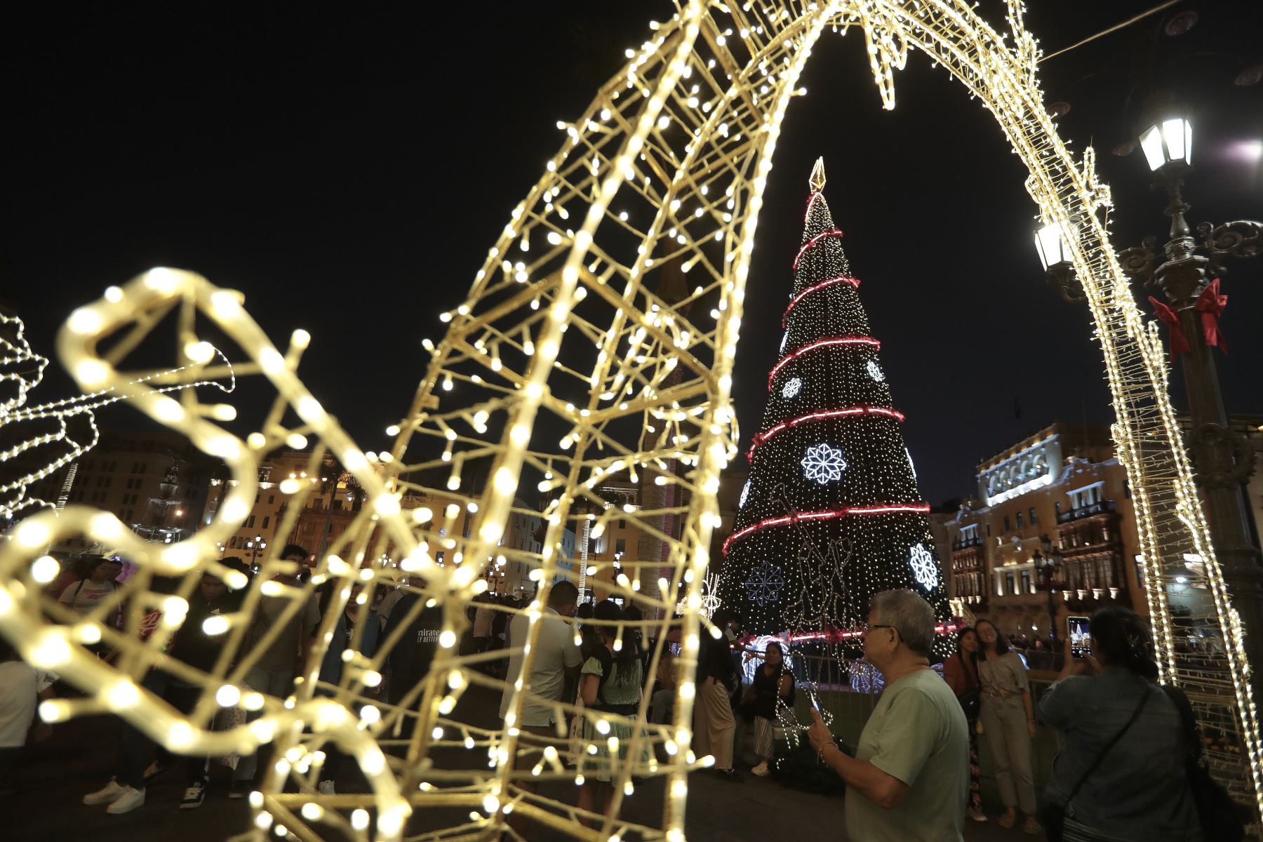 Visitantes nacionales y extranjeros aprovecharon la jornada para pasear, tomarse fotografías y disfrutar de los espacios emblemáticos en los últimos días del año.
Foto: ANDINA/Verónica Calderón Zúñiga