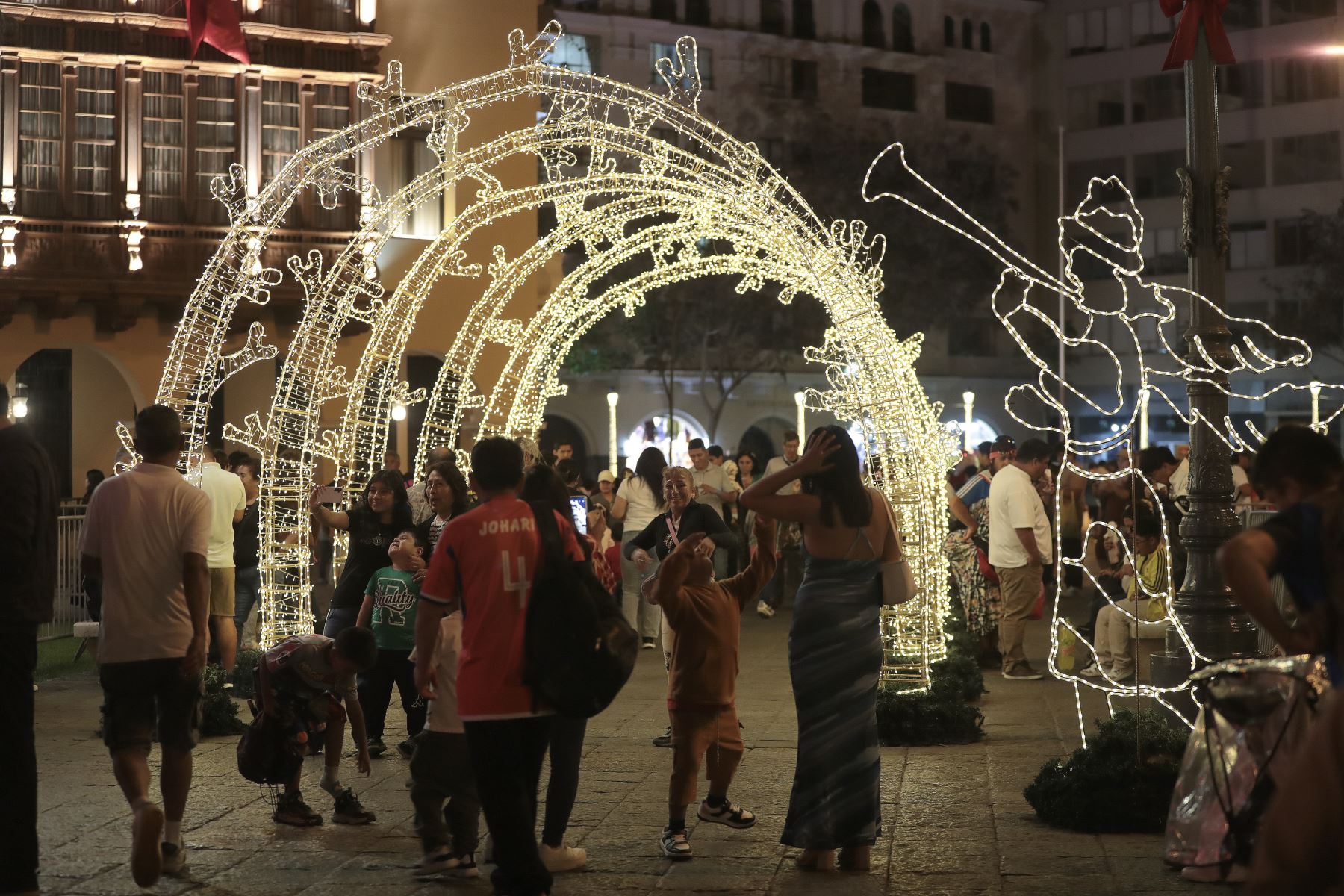 Visitantes nacionales y extranjeros aprovecharon la jornada para pasear, tomarse fotografías y disfrutar de los espacios emblemáticos en los últimos días del año.
Foto: ANDINA/Verónica Calderón Zúñiga