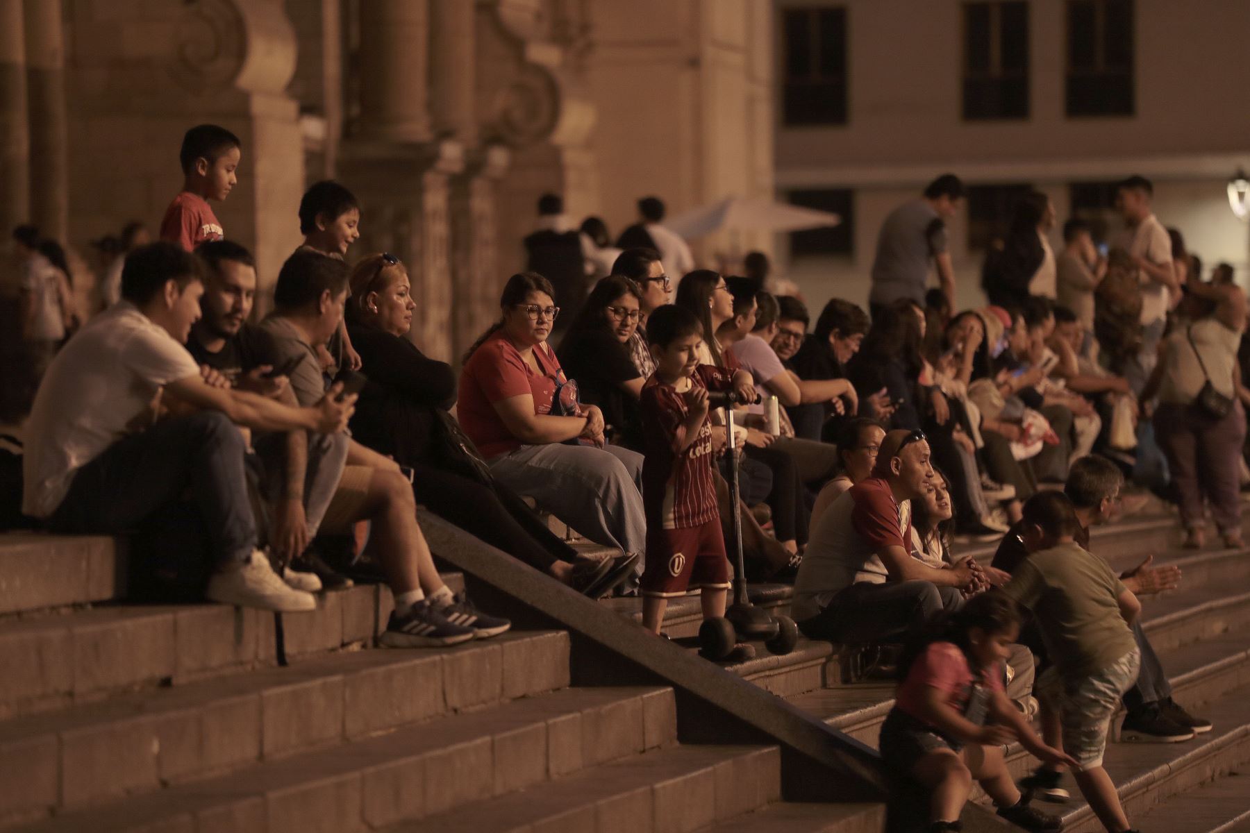 Visitantes nacionales y extranjeros aprovecharon la jornada para pasear, tomarse fotografías y disfrutar de los espacios emblemáticos en los últimos días del año.
Foto: ANDINA/Verónica Calderón Zúñiga
