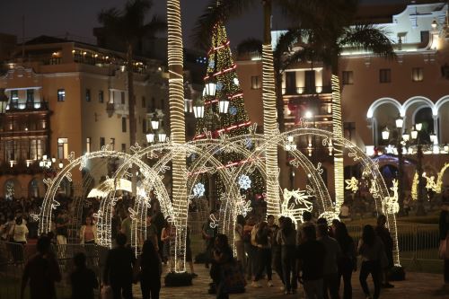 La Plaza de Armas de Lima recibe a decenas de familias en el último sábado del año 2025