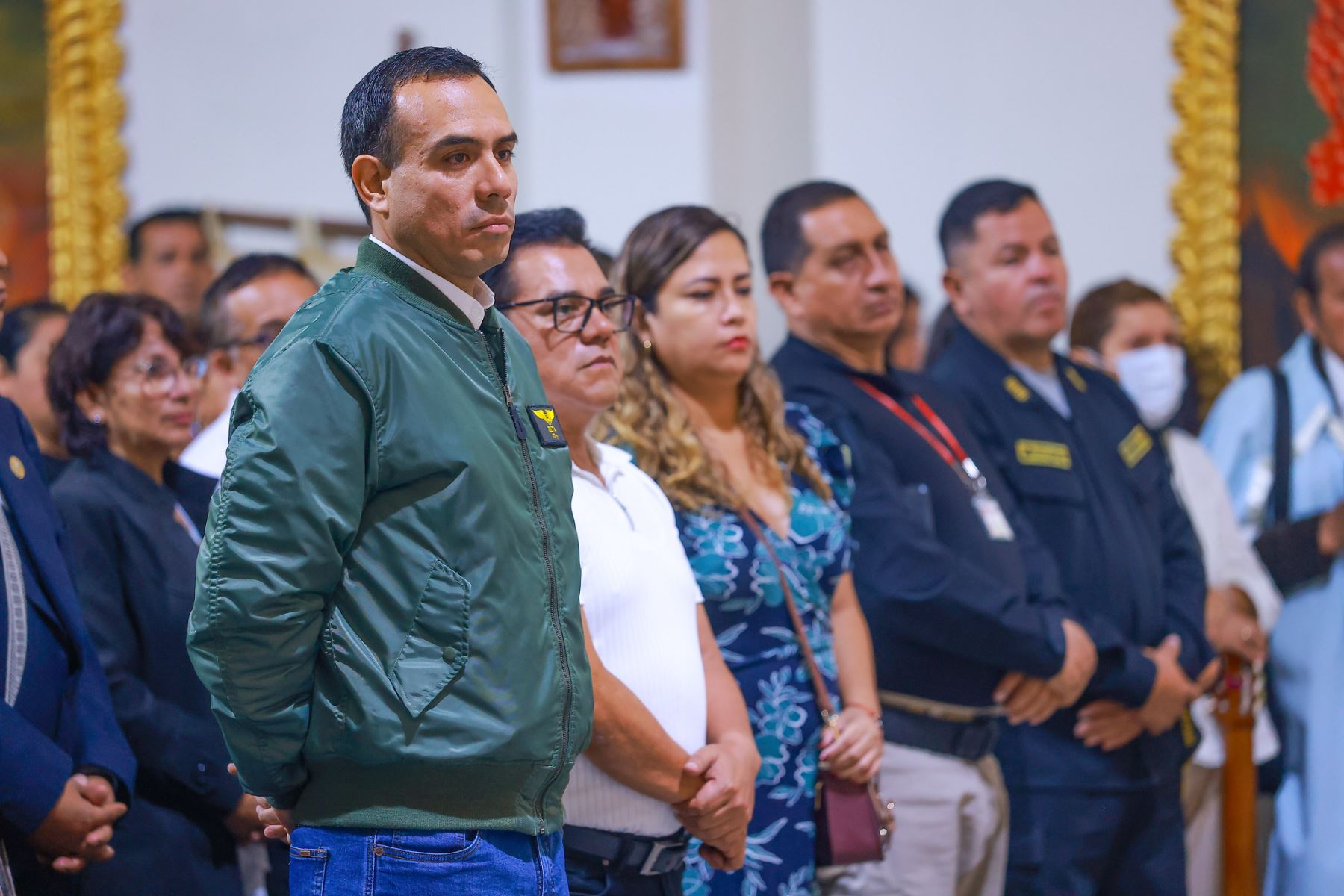 El presidente José Jerí participó en la misa en honor a la Sagrada Familia de Nazaret, realizada en el distrito de Independencia, donde compartió un espacio de recogimiento y reflexión junto a los vecinos. Foto: Presidencia