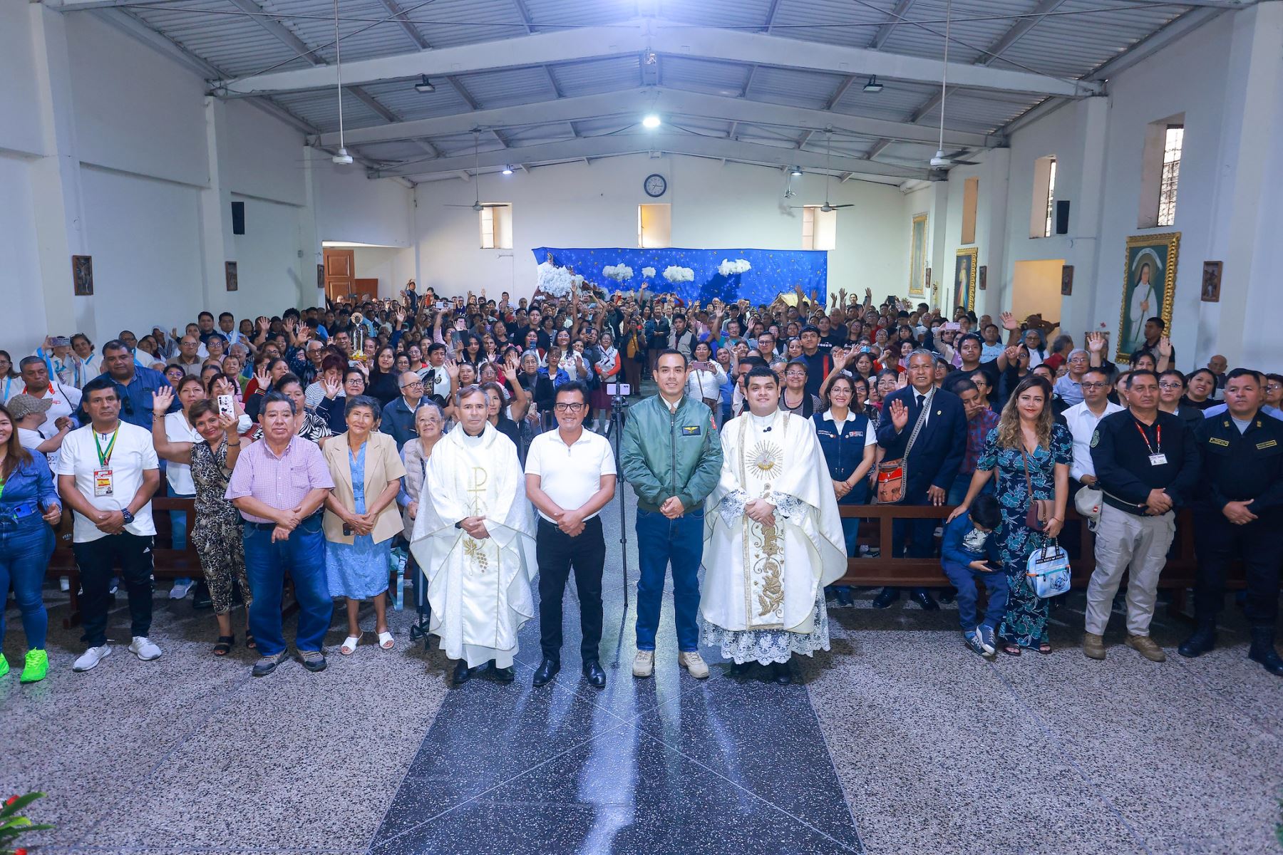 El presidente José Jerí participó en la misa en honor a la Sagrada Familia de Nazaret, realizada en el distrito de Independencia, donde compartió un espacio de recogimiento y reflexión junto a los vecinos. Foto: Presidencia