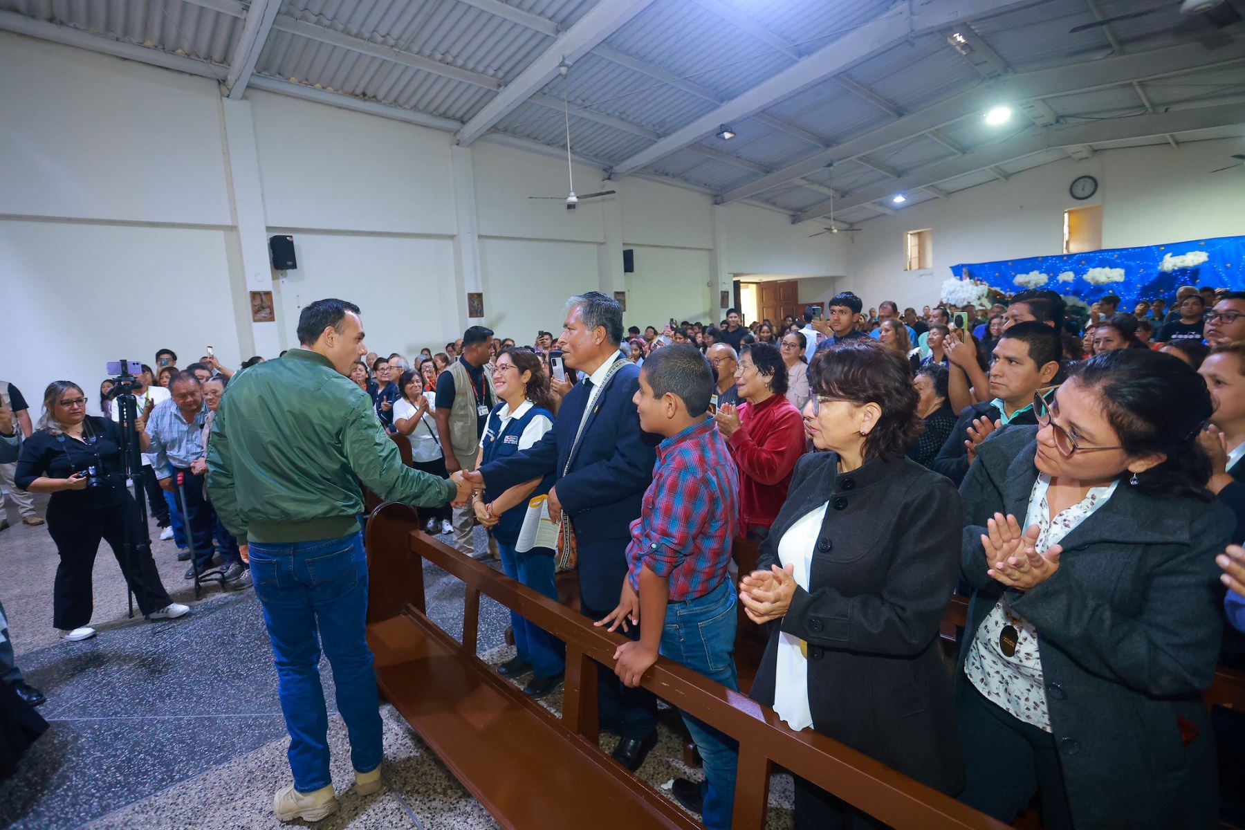 El presidente José Jerí participó en la misa en honor a la Sagrada Familia de Nazaret, realizada en el distrito de Independencia, donde compartió un espacio de recogimiento y reflexión junto a los vecinos. Foto: Presidencia