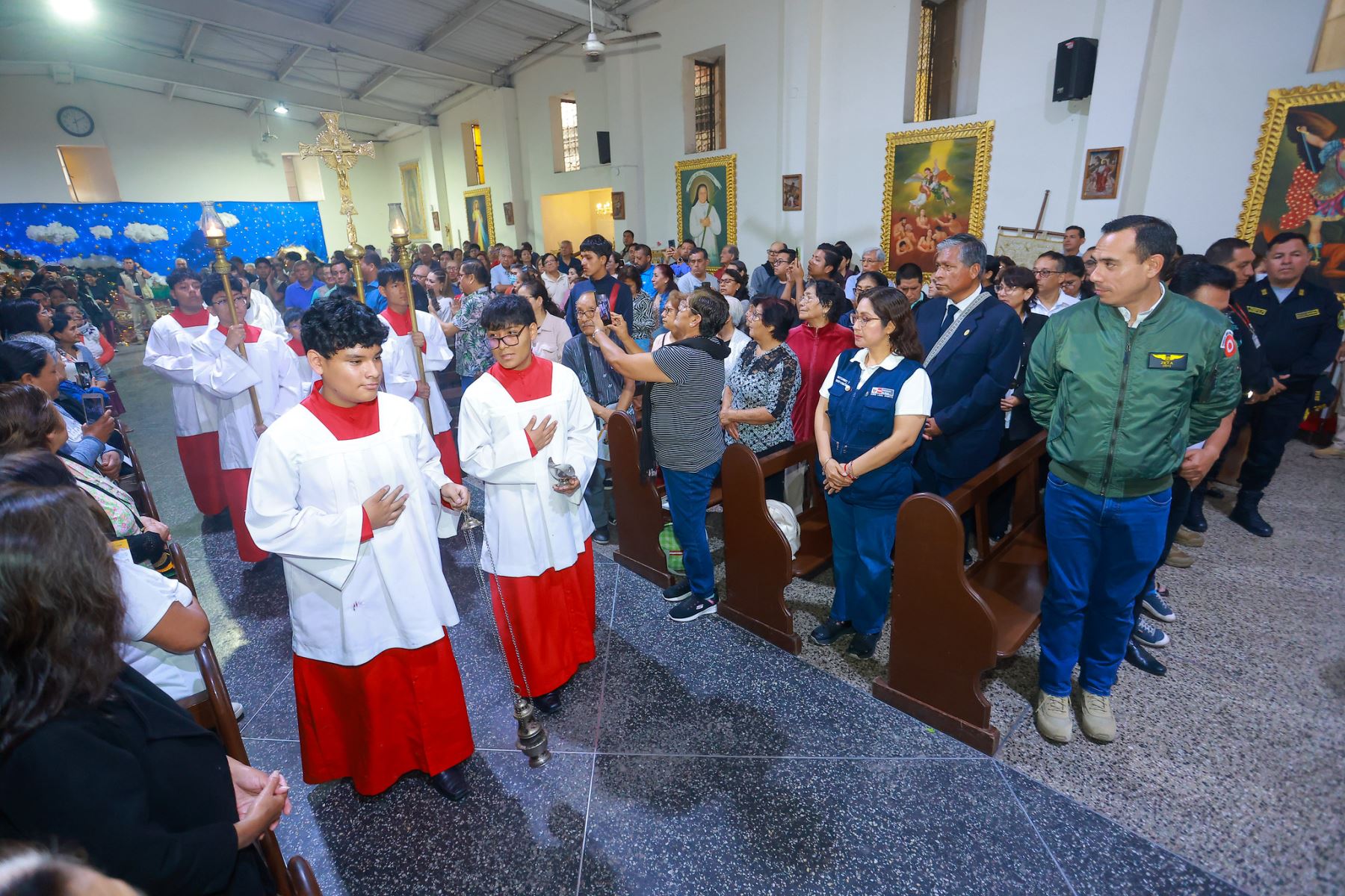 El presidente José Jerí participó en la misa en honor a la Sagrada Familia de Nazaret, realizada en el distrito de Independencia, donde compartió un espacio de recogimiento y reflexión junto a los vecinos. Foto: Presidencia