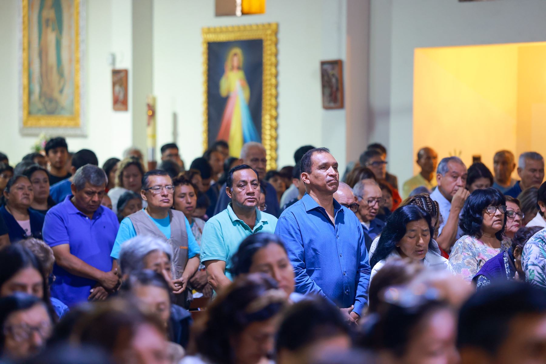 El presidente José Jerí participó en la misa en honor a la Sagrada Familia de Nazaret, realizada en el distrito de Independencia, donde compartió un espacio de recogimiento y reflexión junto a los vecinos. Foto: Presidencia