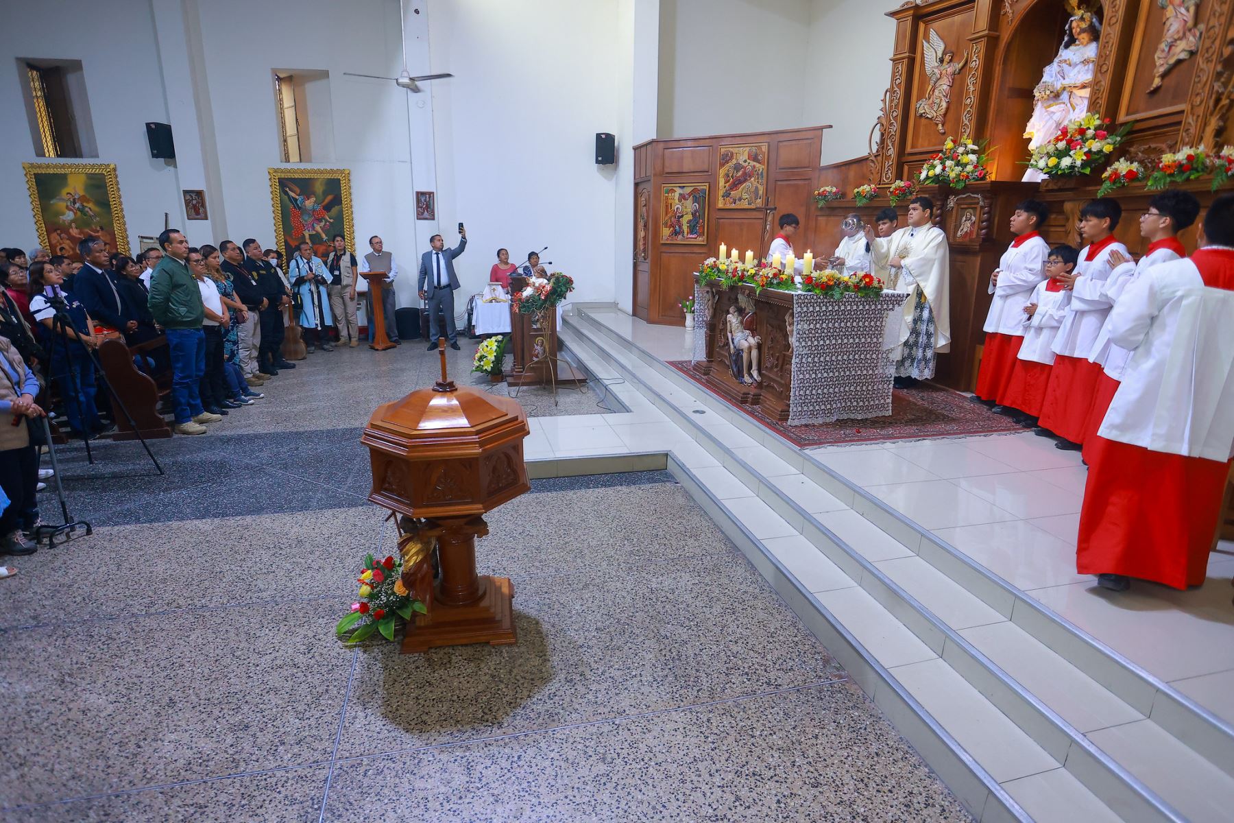 El presidente José Jerí participó en la misa en honor a la Sagrada Familia de Nazaret, realizada en el distrito de Independencia, donde compartió un espacio de recogimiento y reflexión junto a los vecinos. Foto: Presidencia
