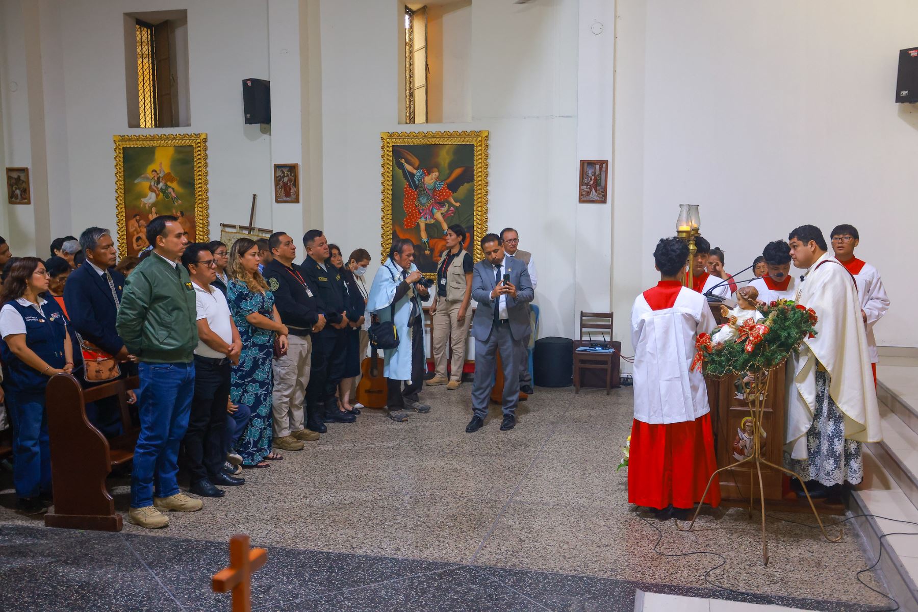 El presidente José Jerí participó en la misa en honor a la Sagrada Familia de Nazaret, realizada en el distrito de Independencia, donde compartió un espacio de recogimiento y reflexión junto a los vecinos. Foto: Presidencia