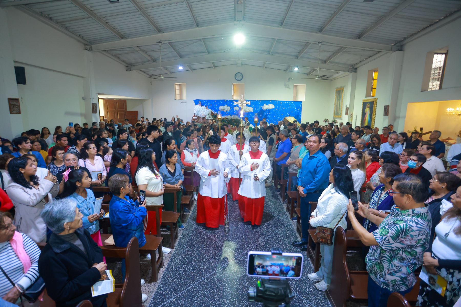 El presidente José Jerí participó en la misa en honor a la Sagrada Familia de Nazaret, realizada en el distrito de Independencia, donde compartió un espacio de recogimiento y reflexión junto a los vecinos. Foto: Presidencia