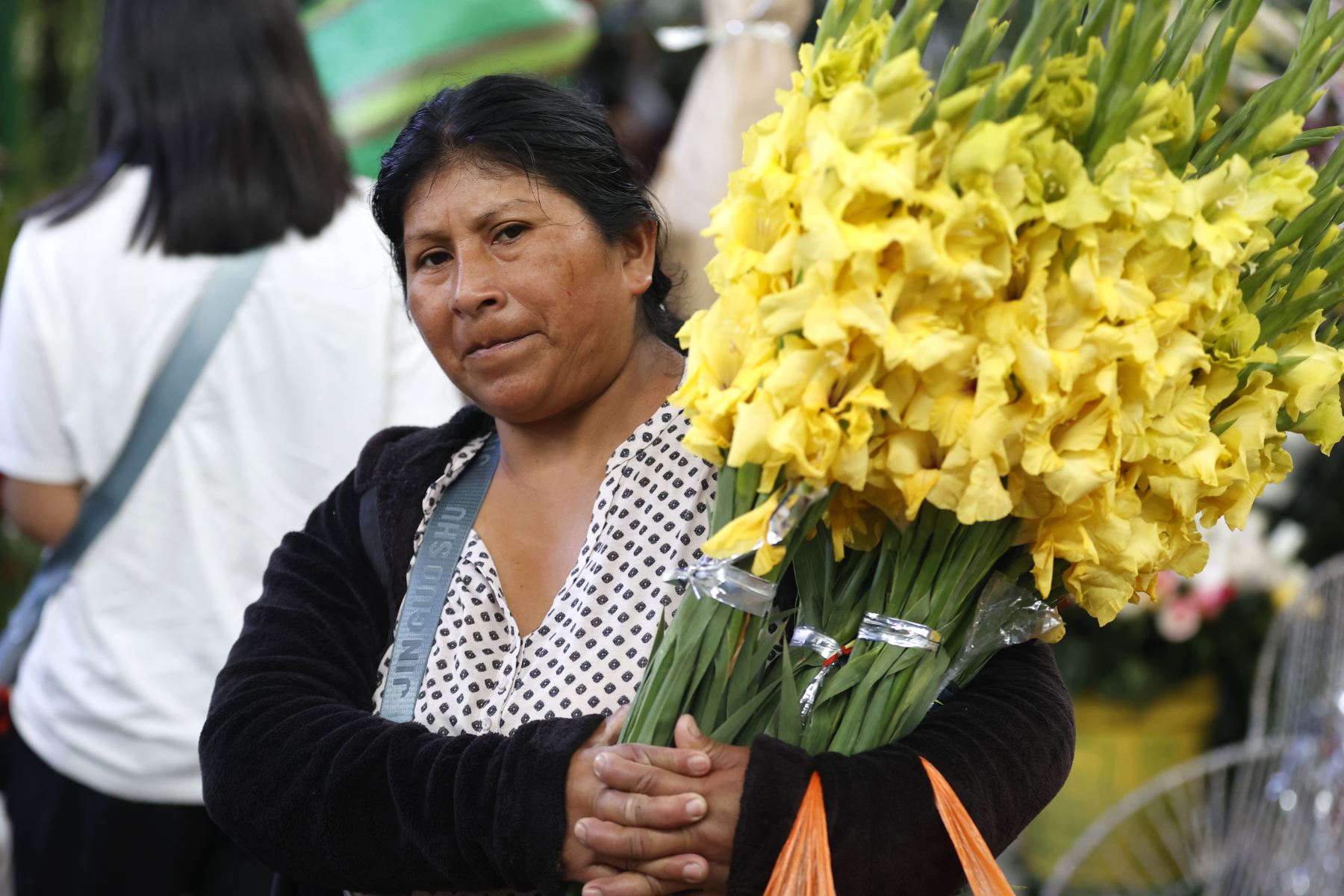 En vísperas de Año Nuevo, la venta de flores amarillas se ha incrementado en el mercado de flores, donde comerciantes reportan una mayor afluencia de compradores que buscan cumplir con esta tradición asociada a la buena suerte y los nuevos comienzos. Foto: ANDINA/Vidal Tarqui