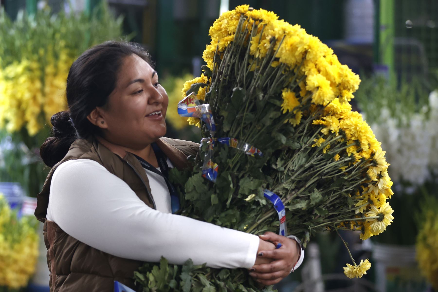 En vísperas de Año Nuevo, la venta de flores amarillas se ha incrementado en el mercado de flores, donde comerciantes reportan una mayor afluencia de compradores que buscan cumplir con esta tradición asociada a la buena suerte y los nuevos comienzos. Foto: ANDINA/Vidal Tarqui