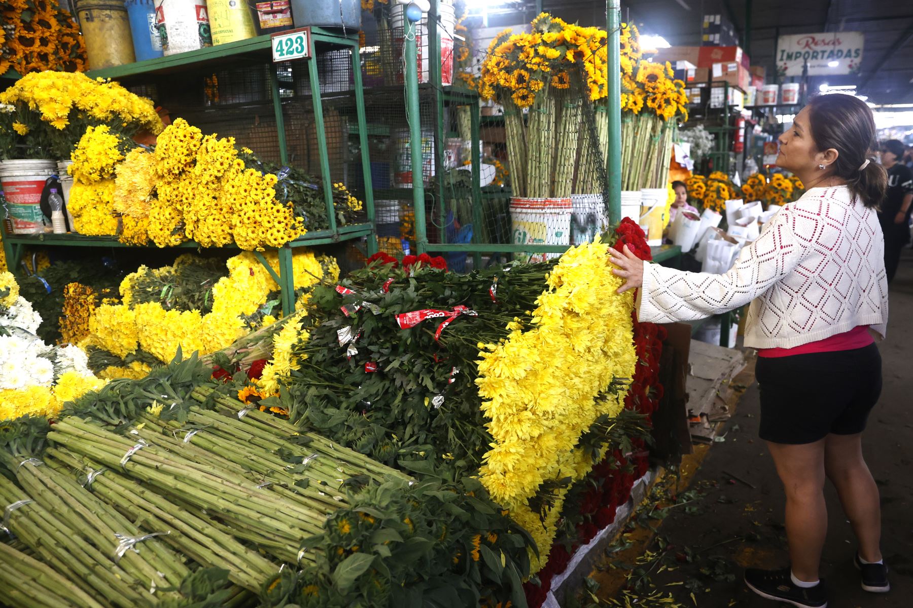 En vísperas de Año Nuevo, la venta de flores amarillas se ha incrementado en el mercado de flores, donde comerciantes reportan una mayor afluencia de compradores que buscan cumplir con esta tradición asociada a la buena suerte y los nuevos comienzos. Foto: ANDINA/Vidal Tarqui