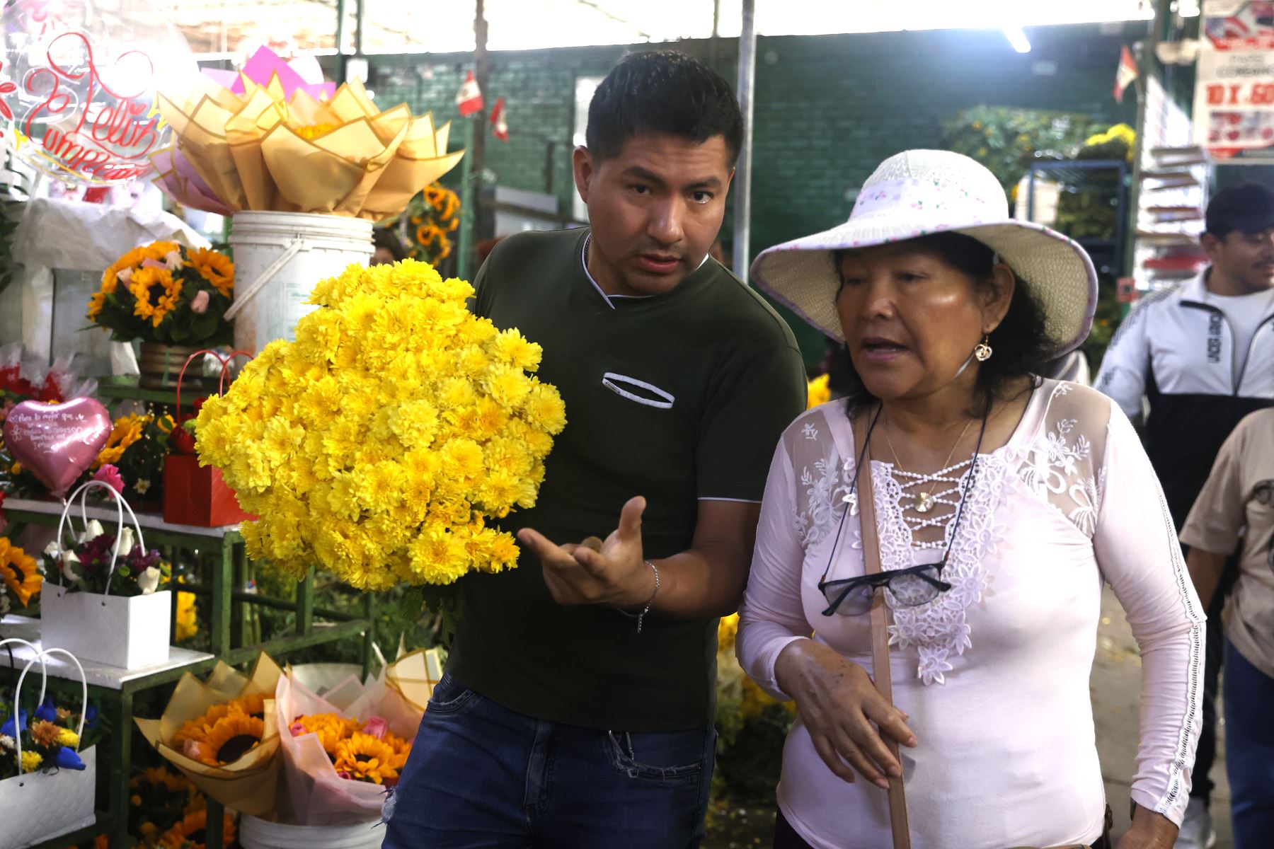 En vísperas de Año Nuevo, la venta de flores amarillas se ha incrementado en el mercado de flores, donde comerciantes reportan una mayor afluencia de compradores que buscan cumplir con esta tradición asociada a la buena suerte y los nuevos comienzos. Foto: ANDINA/Vidal Tarqui