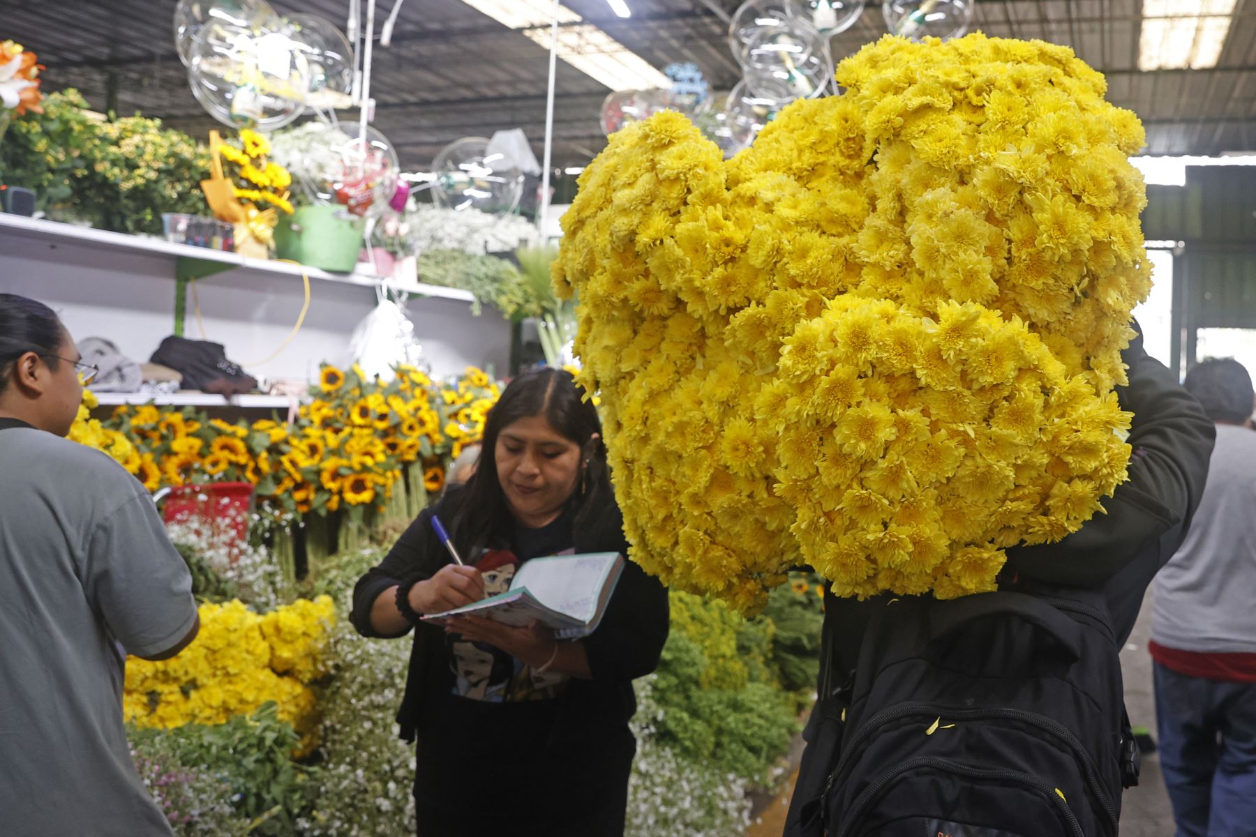 En vísperas de Año Nuevo, la venta de flores amarillas se ha incrementado en el mercado de flores, donde comerciantes reportan una mayor afluencia de compradores que buscan cumplir con esta tradición asociada a la buena suerte y los nuevos comienzos. Foto: ANDINA/Vidal Tarqui