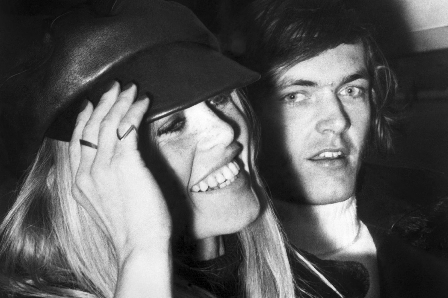 La actriz francesa Brigitte Bardot y su amigo Patrick Gilles llegan el 12 de diciembre de 1968 al aeropuerto de Londres, donde asistirán al estreno de la película "Shalako" que interpretó con Sean Connery. La actriz francesa Brigitte Bardot murió a los 91 años. AFP se enteró de la fundación Bardot el 28 de diciembre de 2025. (Foto de CENTRAL PRESS / AFP)