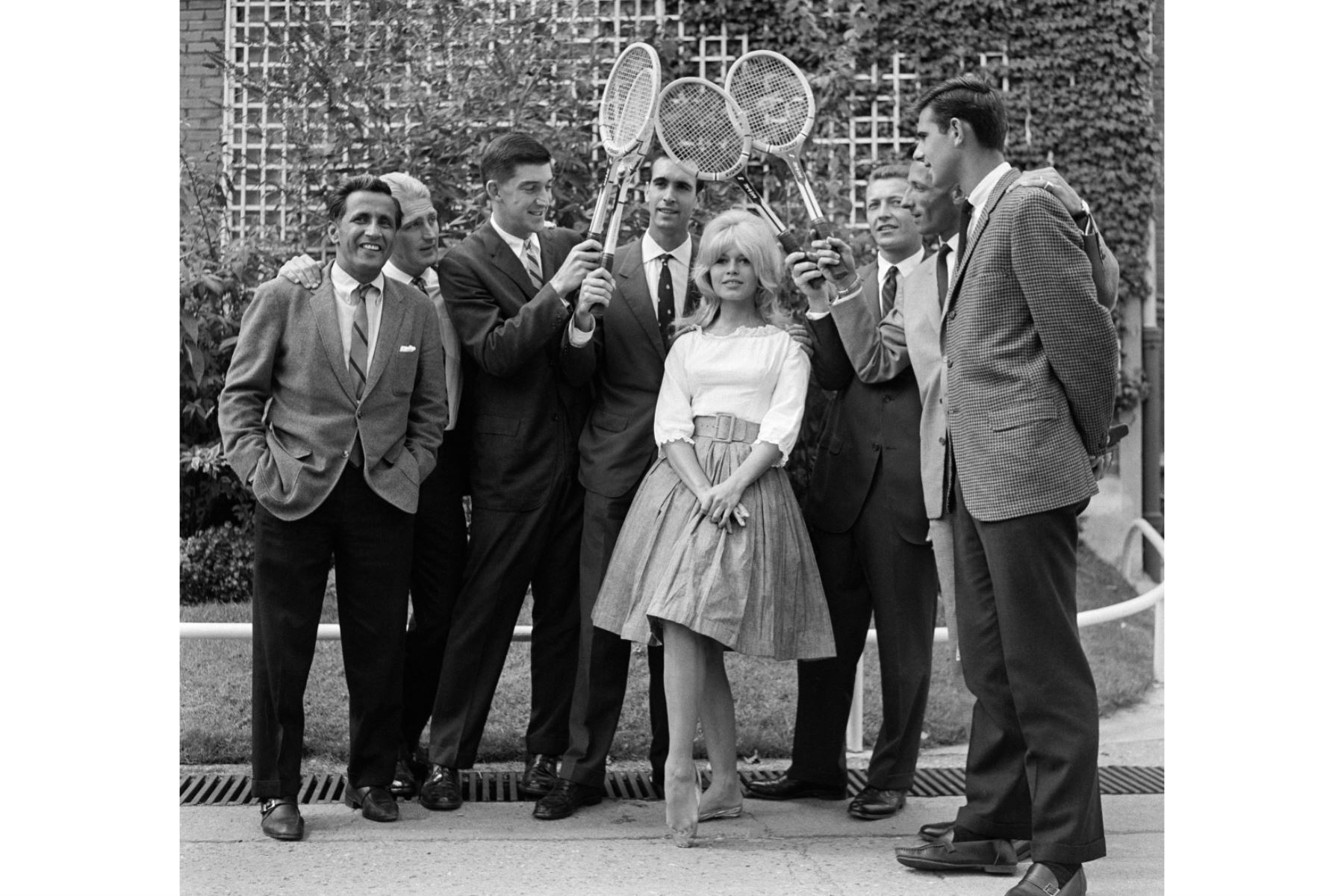 La actriz francesa Brigitte Bardot posa con los mejores tenistas del mundo en el estreno del campeonato mundial de tenis, mientras filmaba la película de Louis Malle "Vie privÈe" en los estudios Boulogne Billancourt, el 3 de agosto de 1961 en el estadio Roland Garros de París. Foto: AFP