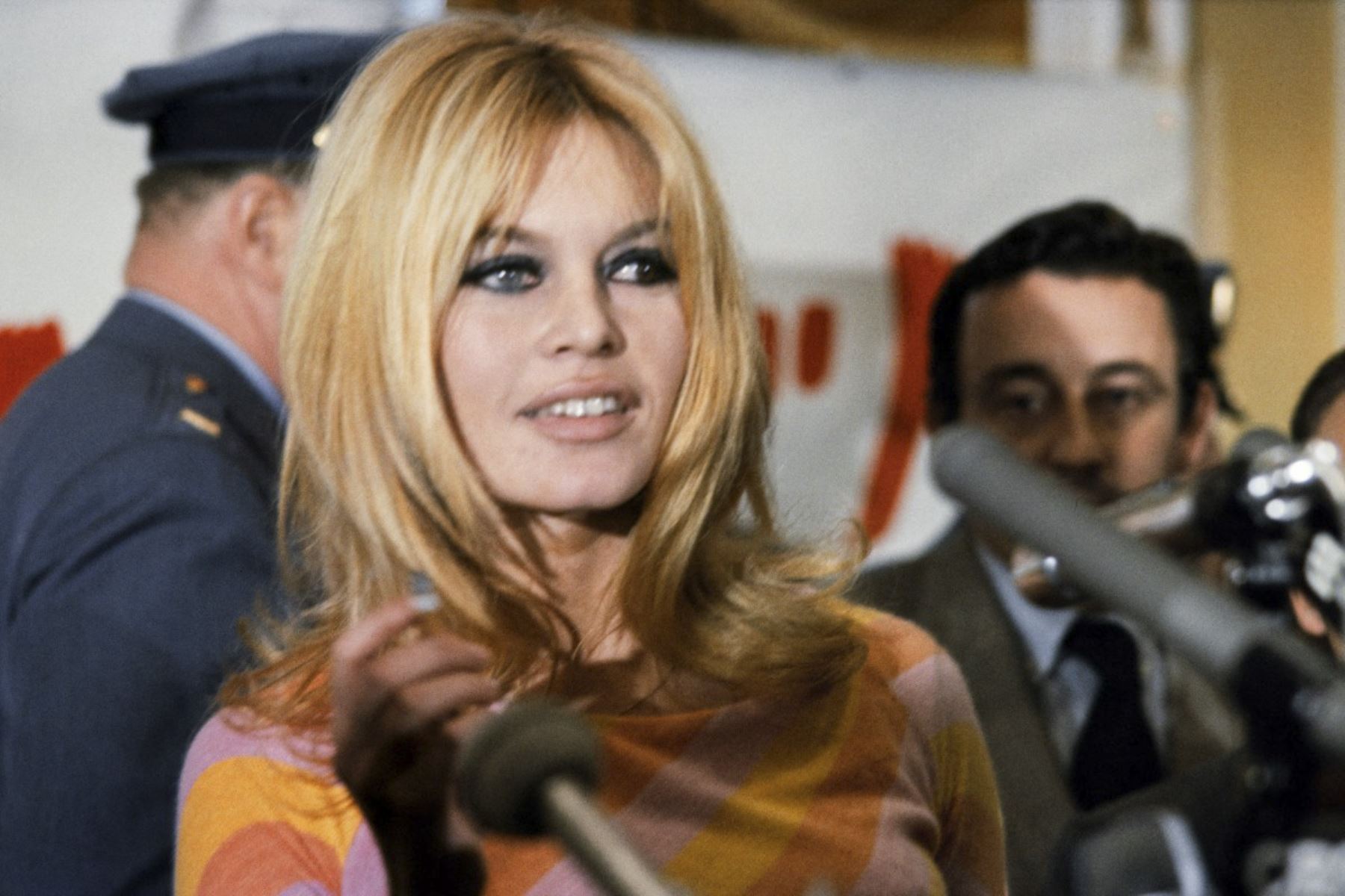 La actriz francesa Brigitte Bardot (C) da una conferencia de prensa en diciembre de 1965 en Hollywood para la película "Viva Maria", dirigida por Louis Malle (fondo). La película estadounidense "Dear Brigitte" (ChËre Brigitte), dirigida por Henry Koster, se estrenó el mismo año. Foto: AFP