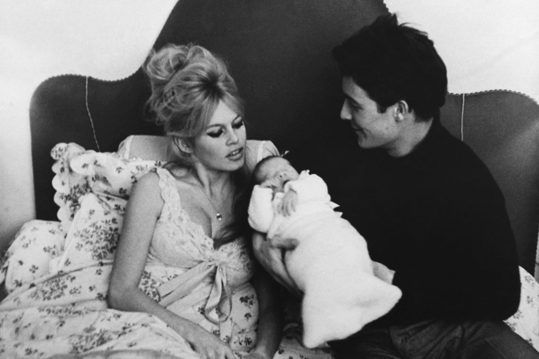 La actriz francesa Brigitte Bardot y su esposo Jacques Charrier posan el 13 de enero de 1960 con su hijo Nicolas (nacido el 11 de enero de 1960). La actriz francesa Brigitte Bardot murió a los 91 años. AFP se enteró de la fundación Bardot el 28 de diciembre de 2025. (Foto de AFP)
