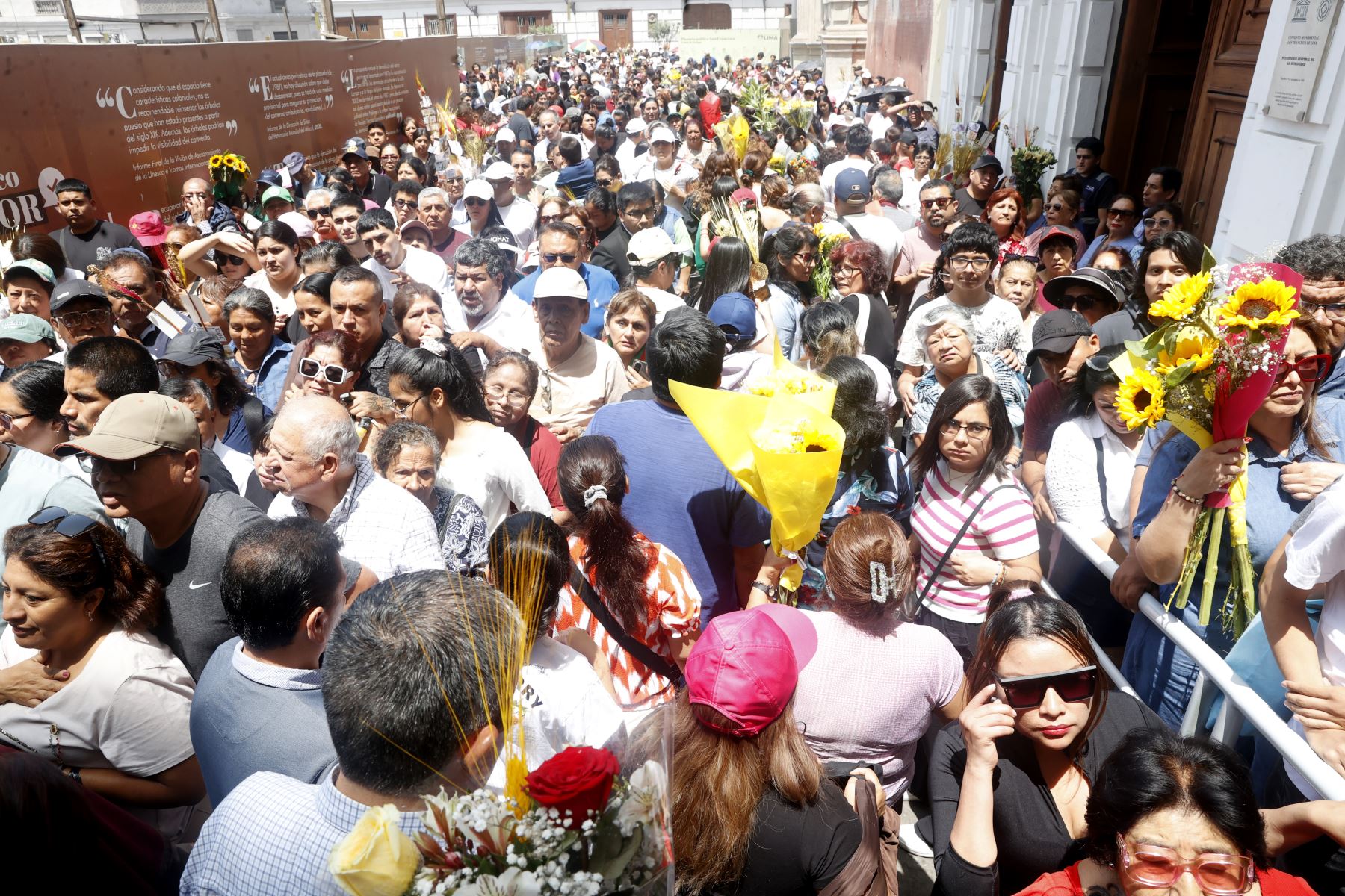 Devotos de San Judas Tadeo hacen largas colas para visitar su sagrada imagen en la iglesia San Francisco, ubicada en el Centro Histórico de Lima. Foto: ANDINA/Vidal Tarqui