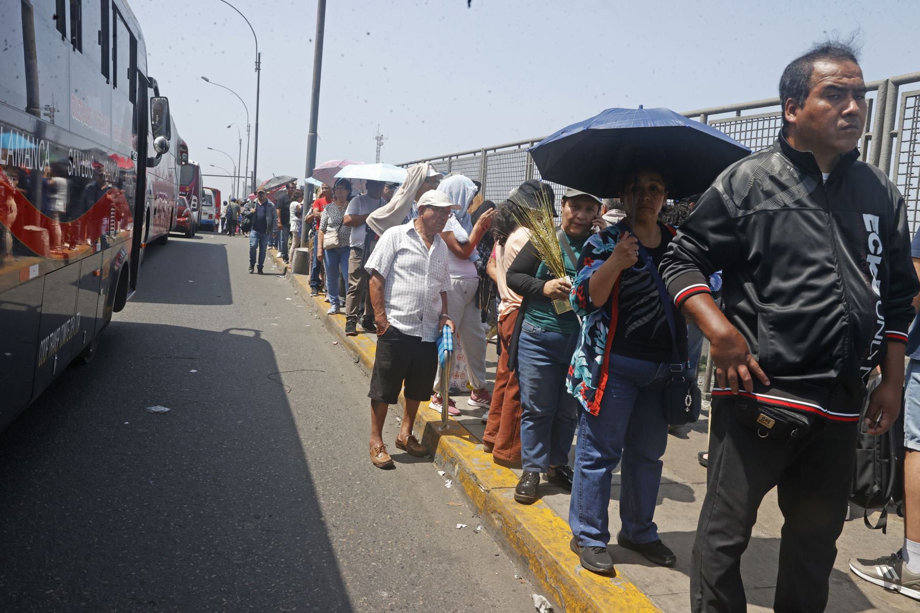 Devotos de San Judas Tadeo hacen largas colas para visitar su sagrada imagen en la iglesia San Francisco, ubicada en el Centro Histórico de Lima. Foto: ANDINA/Vidal Tarqui