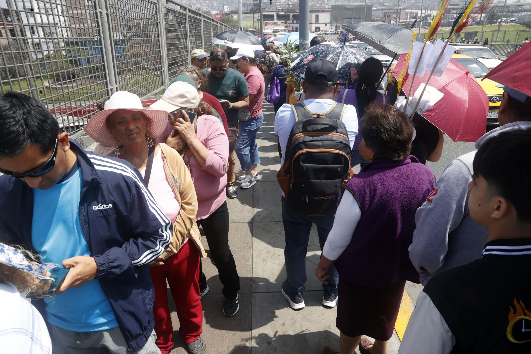 Devotos de San Judas Tadeo hacen largas colas para visitar su sagrada imagen en la iglesia San Francisco, ubicada en el Centro Histórico de Lima. Foto: ANDINA/Vidal Tarqui