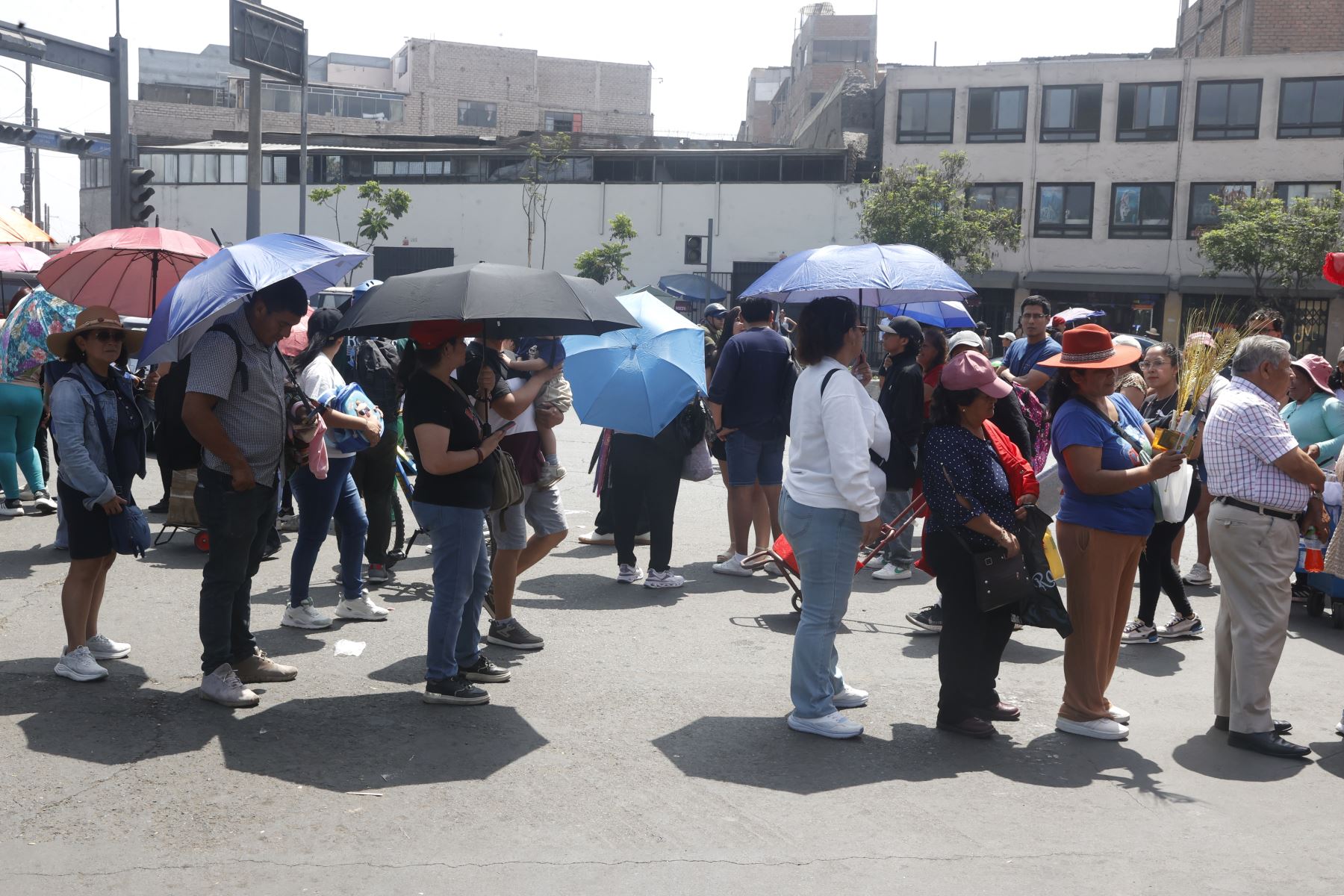 Devotos de San Judas Tadeo hacen largas colas para visitar su sagrada imagen en la iglesia San Francisco, ubicada en el Centro Histórico de Lima. Foto: ANDINA/Vidal Tarqui