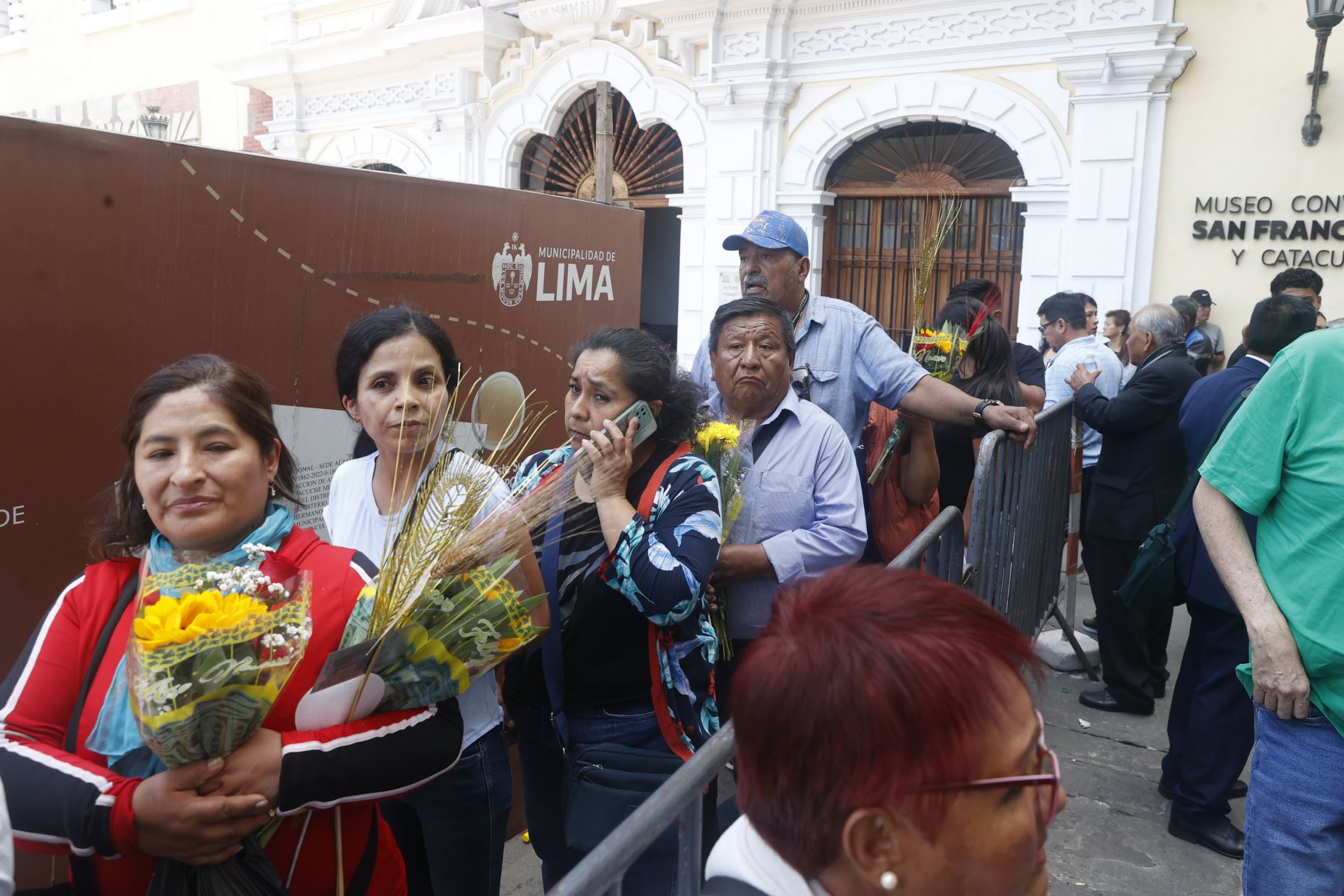 Devotos de San Judas Tadeo hacen largas colas para visitar su sagrada imagen en la iglesia San Francisco, ubicada en el Centro Histórico de Lima. Foto: ANDINA/Vidal Tarqui