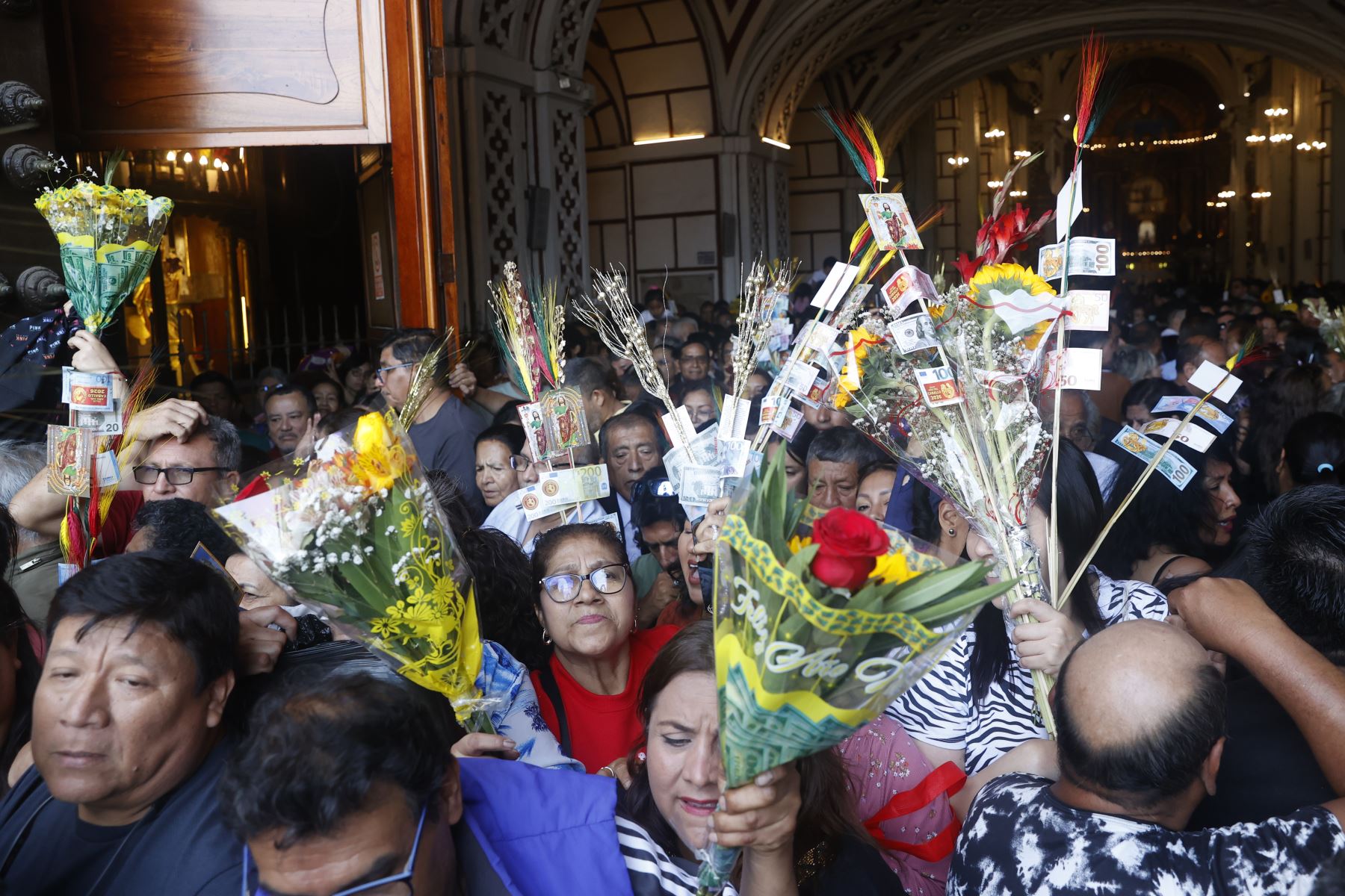 Devotos de San Judas Tadeo hacen largas colas para visitar su sagrada imagen en la iglesia San Francisco, ubicada en el Centro Histórico de Lima. Foto: ANDINA/Vidal Tarqui