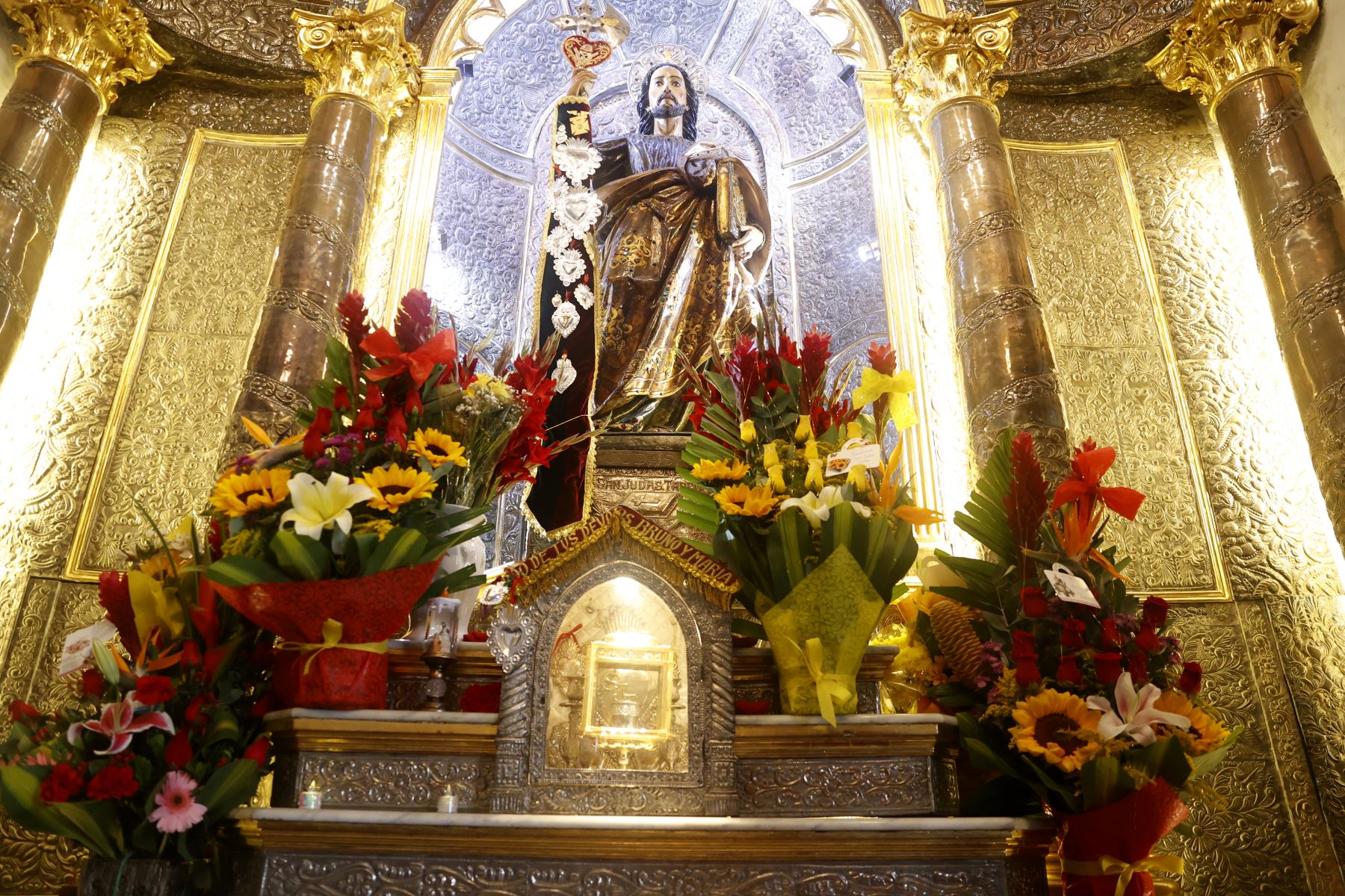 Devotos de San Judas Tadeo hacen largas colas para visitar su sagrada imagen en la iglesia San Francisco, ubicada en el Centro Histórico de Lima. Foto: ANDINA/Vidal Tarqui