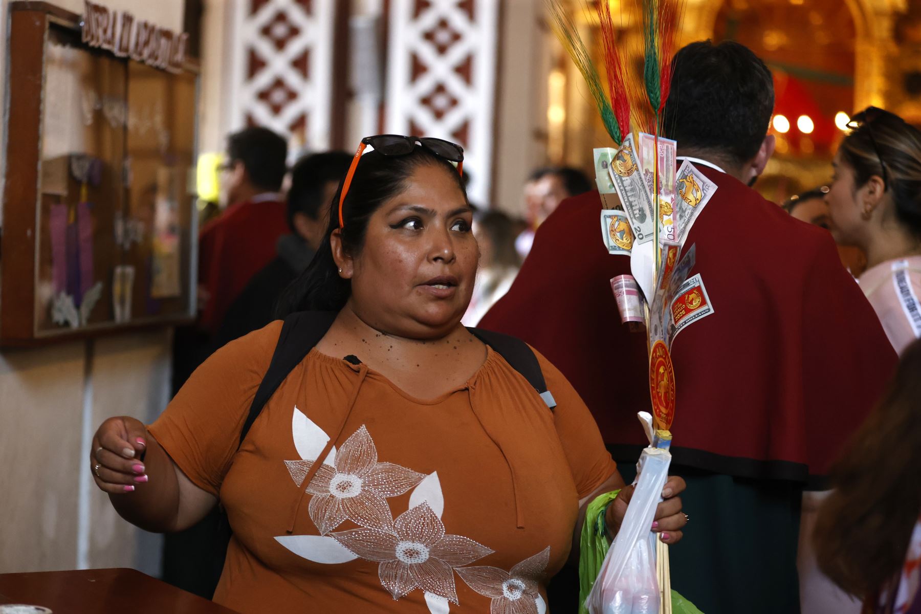 Devotos de San Judas Tadeo hacen largas colas para visitar su sagrada imagen en la iglesia San Francisco, ubicada en el Centro Histórico de Lima. Foto: ANDINA/Vidal Tarqui