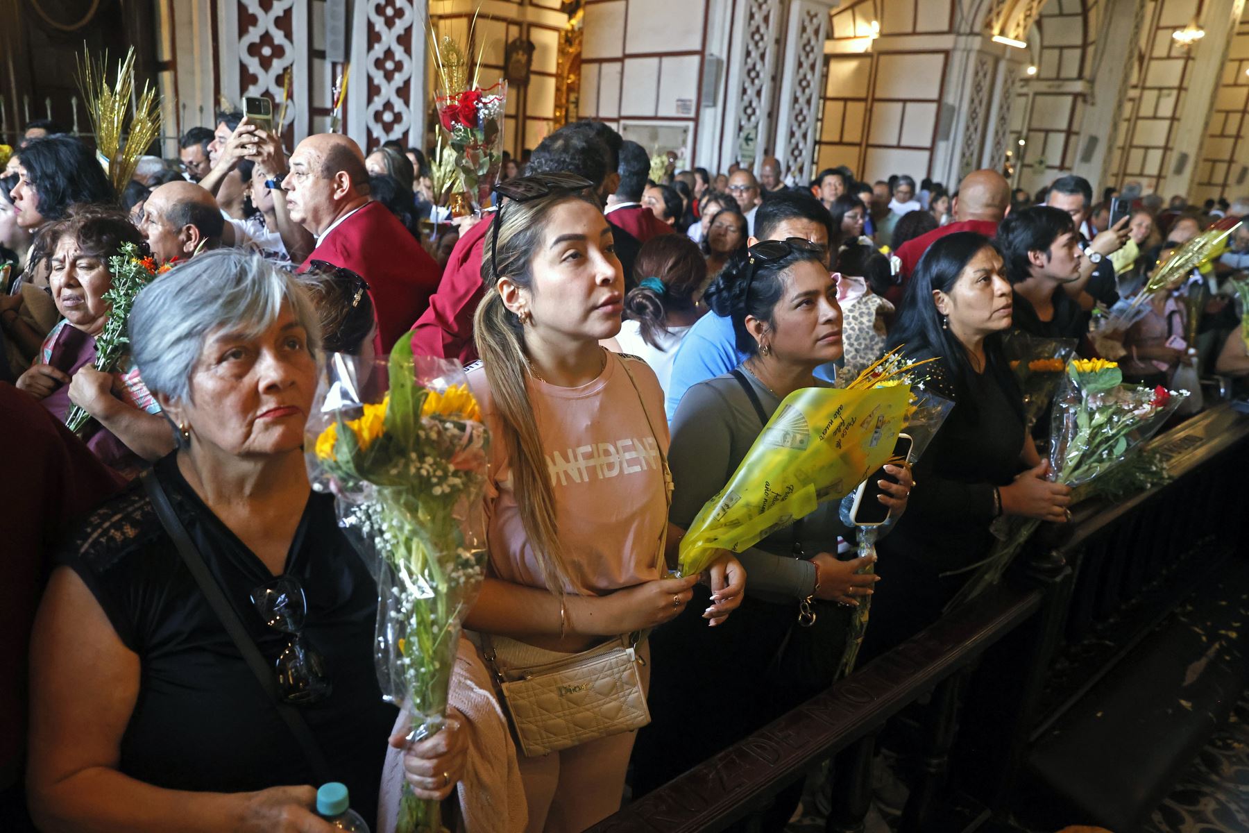 Devotos de San Judas Tadeo hacen largas colas para visitar su sagrada imagen en la iglesia San Francisco, ubicada en el Centro Histórico de Lima. Foto: ANDINA/Vidal Tarqui