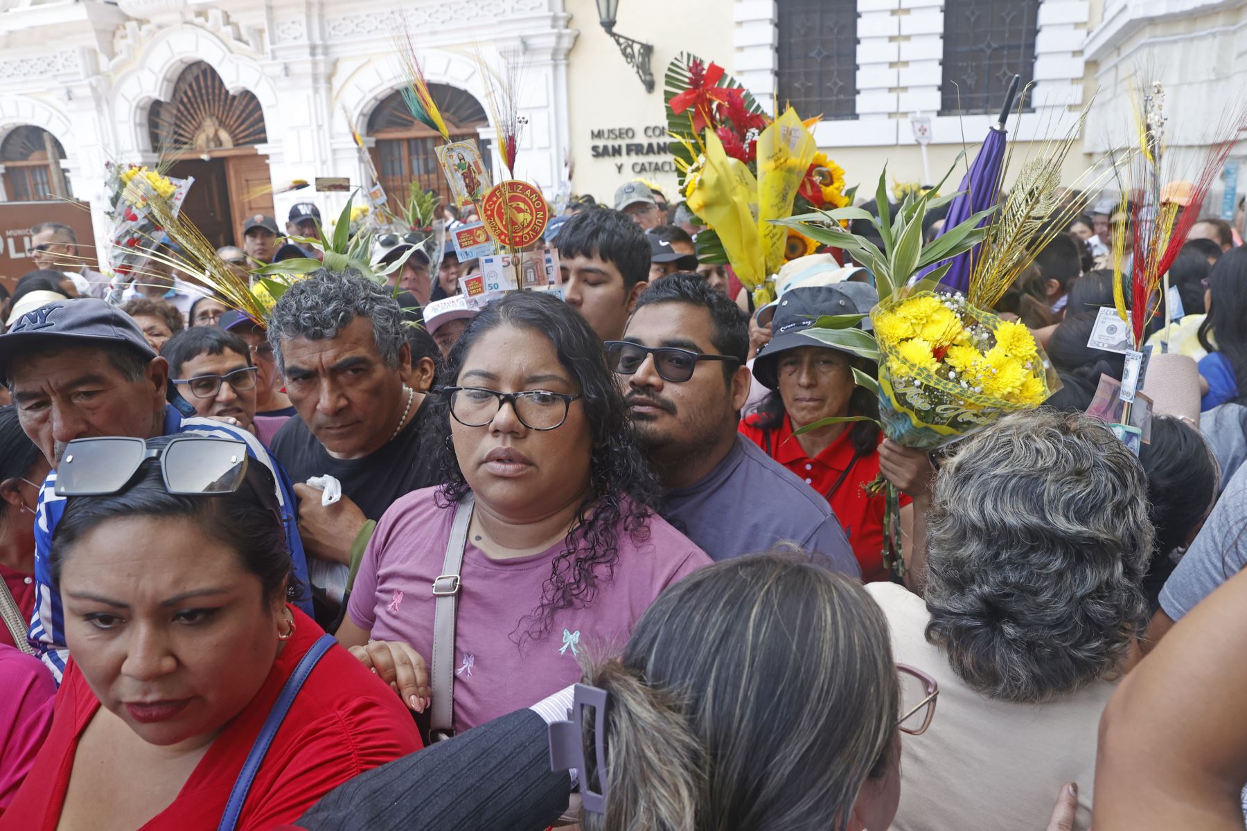 Devotos de San Judas Tadeo hacen largas colas para visitar su sagrada imagen en la iglesia San Francisco, ubicada en el Centro Histórico de Lima. Foto: ANDINA/Vidal Tarqui