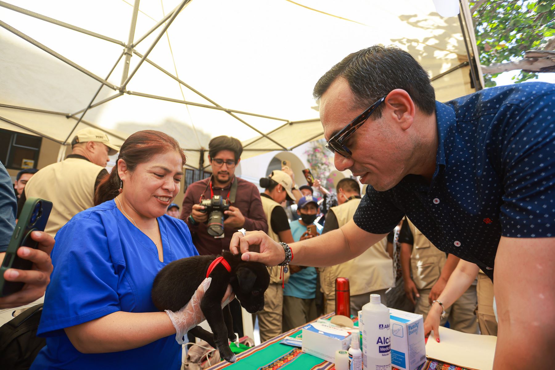 El presidente José Jerí participó en el Adoptatón 2025 que brinda una oportunidad a perros y gatos en adopción de encontrar una familia para siempre. Foto: Presidencia