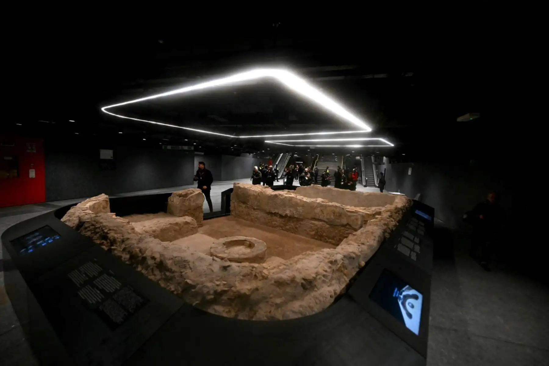 Pasada la entrada del metro, varias vitrinas exhiben jarras, lámparas y otros tesoros de la antigua Roma, una particular bienvenida a la estación del Coliseo, que abrió sus puertas tras 13 años de obras y un desafío tecnológico sin precedentes. Foto: AFP