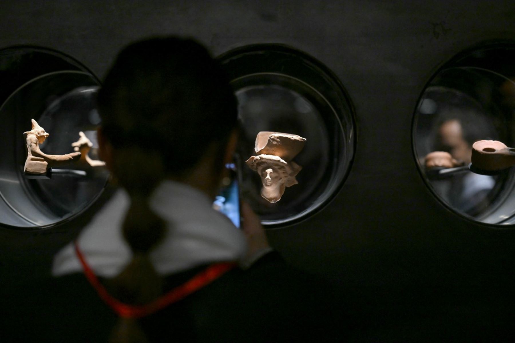 Con cuatro niveles y una profundidad de hasta 32 metros en el corazón de Roma, la estación "Colosseo-Fori Imperiali", en la tercera línea de la capital italiana, tiende un puente entre el transporte moderno, la arqueología y la ingeniería. AFP