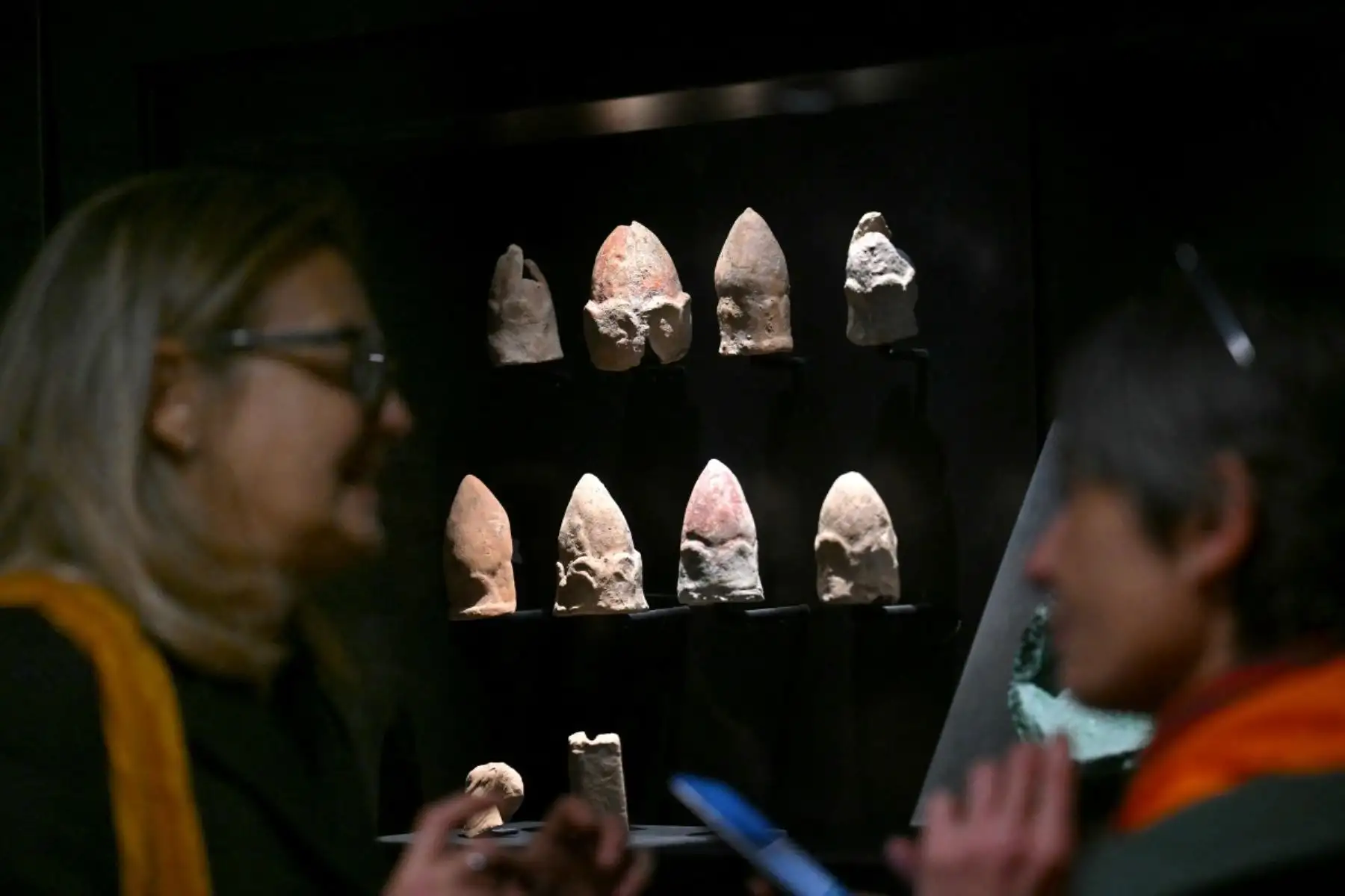 Por el precio de un simple billete (1,5 euros o 1,77 dólares), el viajero accede a un espacio museístico subterráneo, donde se exhiben unos 350 objetos: jarras y lámparas de cerámica, una rara espada de madera del siglo III a. C., cubos de chapa de bronce, estatuillas. AFP