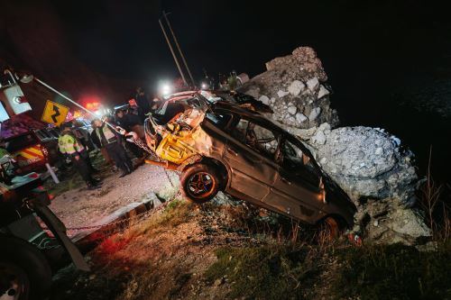 Rescate de camioneta que cayó al río Mantaro tras despistarse en la Carretera Central. ANDINA/Difusión