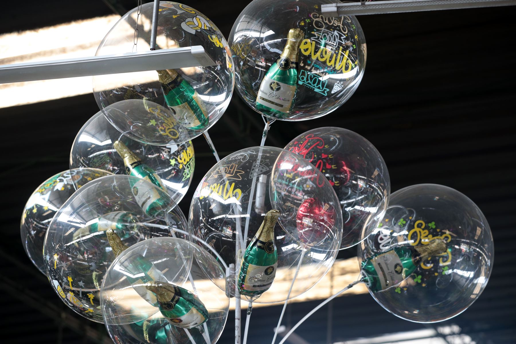 Los globos decorados siempre dan un toque especial a los arreglos que se lo colocan en lo0s hogares peruanos para recibir el Año Nuevo.
Foto: ANDINA/Verónica Calderón Zúñiga