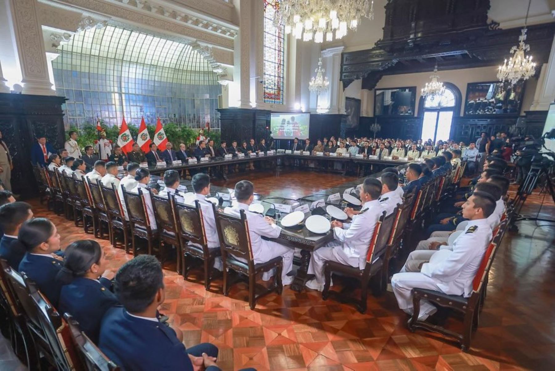 El presidente José Jerí lidera la reunión de trabajo “Compromiso Profesional con el Futuro del Perú” y la exposición “Visión del Perú al 2050”, un espacio de diálogo con jóvenes profesionales, egresados y estudiantes para reflexionar y aportar al desarrollo del Perú. Foto: ANDINA/Prensa Presidencia