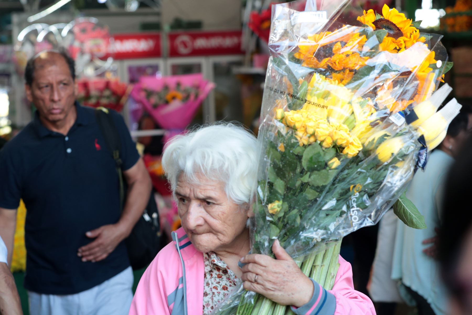 Comerciantes del Mercado de flores del Rimac ofrecen girasoles y flores amarillas , uno de los elementos más buscados para atraer prosperidad y buenos augurios al iniciar el Año Nuevo.
Foto: ANDINA/Verónica Calderón Zúñiga